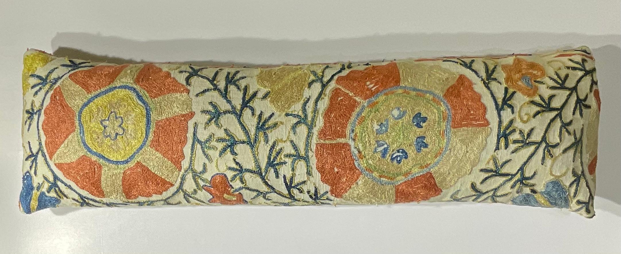 Antique 19th Century Uzbek Suzani Embroidered Pillow - Lumbar Cushion Uzbeko en venta