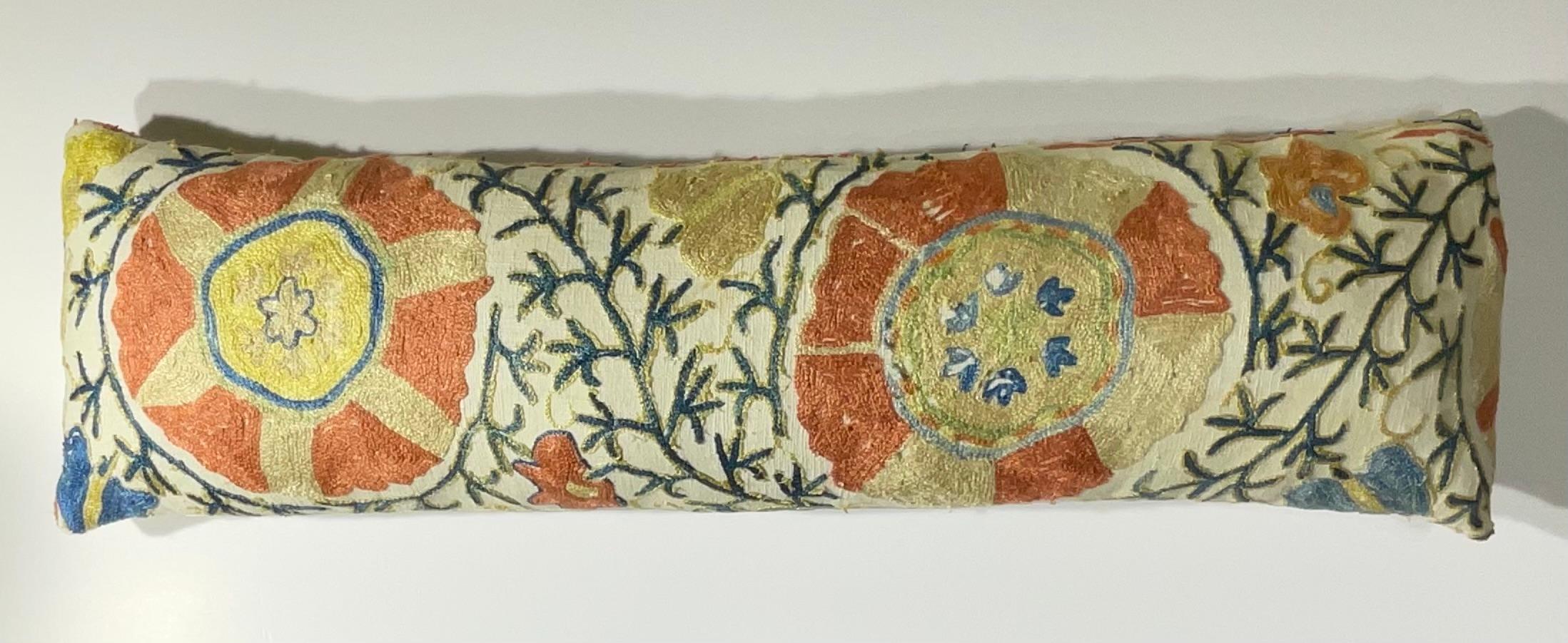 Antique 19th Century Uzbek Suzani Embroidered Pillow - Lumbar Cushion Hecho a mano en venta