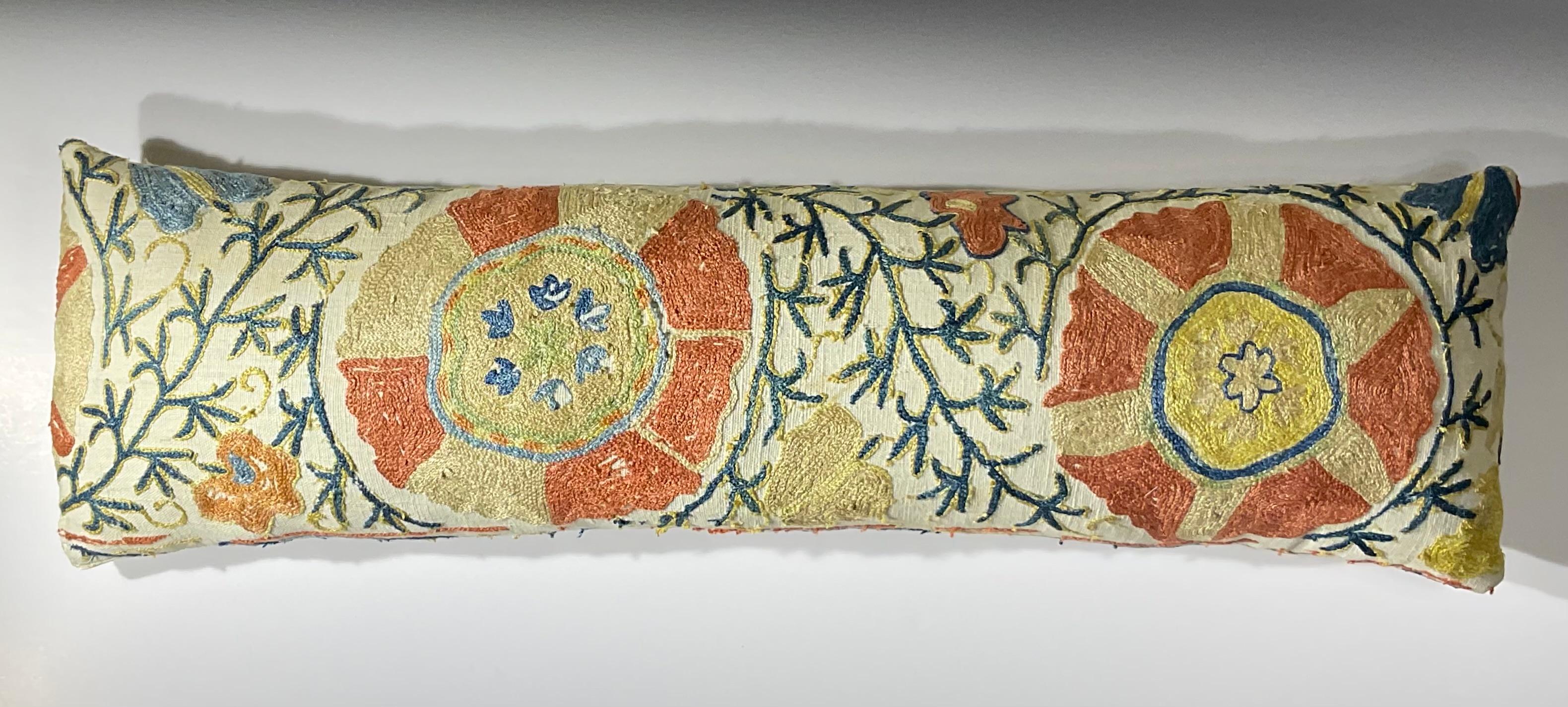 Antique 19th Century Uzbek Suzani Embroidered Pillow - Lumbar Cushion en venta 2