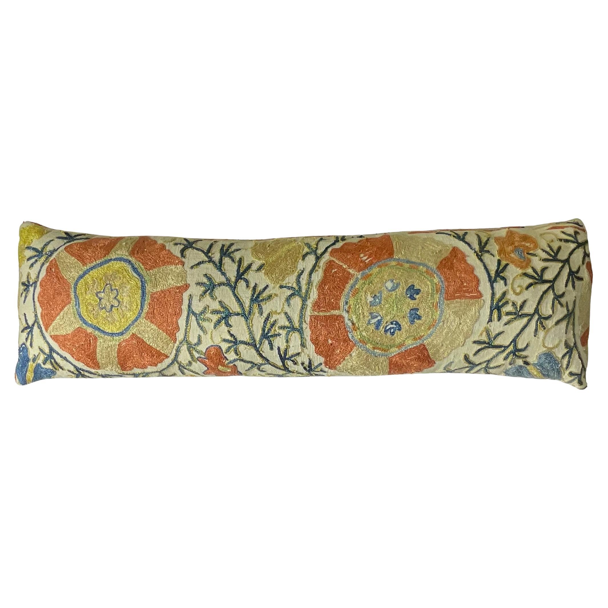 Antique 19th Century Uzbek Suzani Embroidered Pillow - Lumbar Cushion en venta