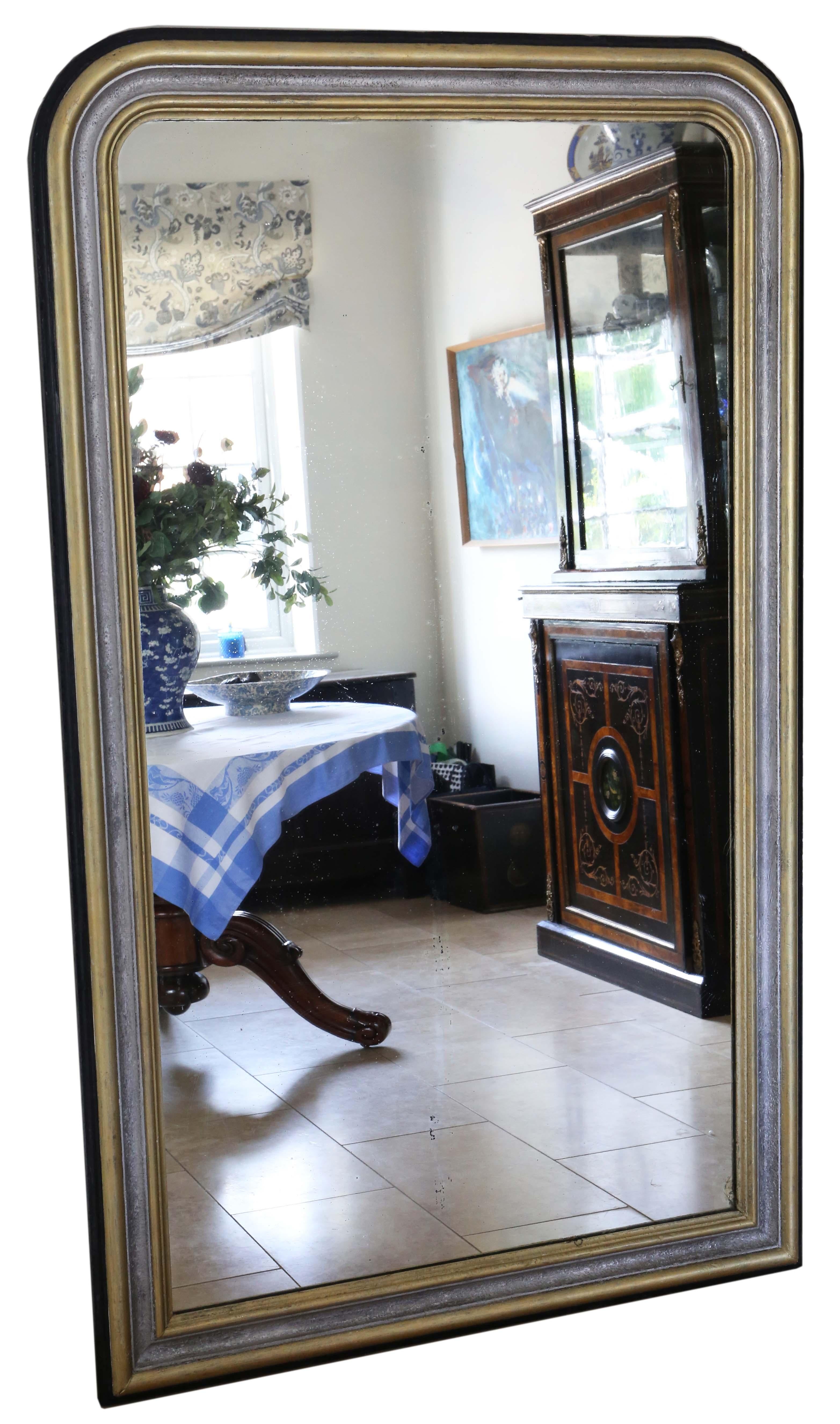 Très grand miroir de sol et mural en argent ébonisé et en vermeil du 19e siècle - une trouvaille rare et saisissante qui ferait une superbe addition à n'importe quel espace.

Ce miroir impressionnant ne présente pas de joints lâches ni de signes de