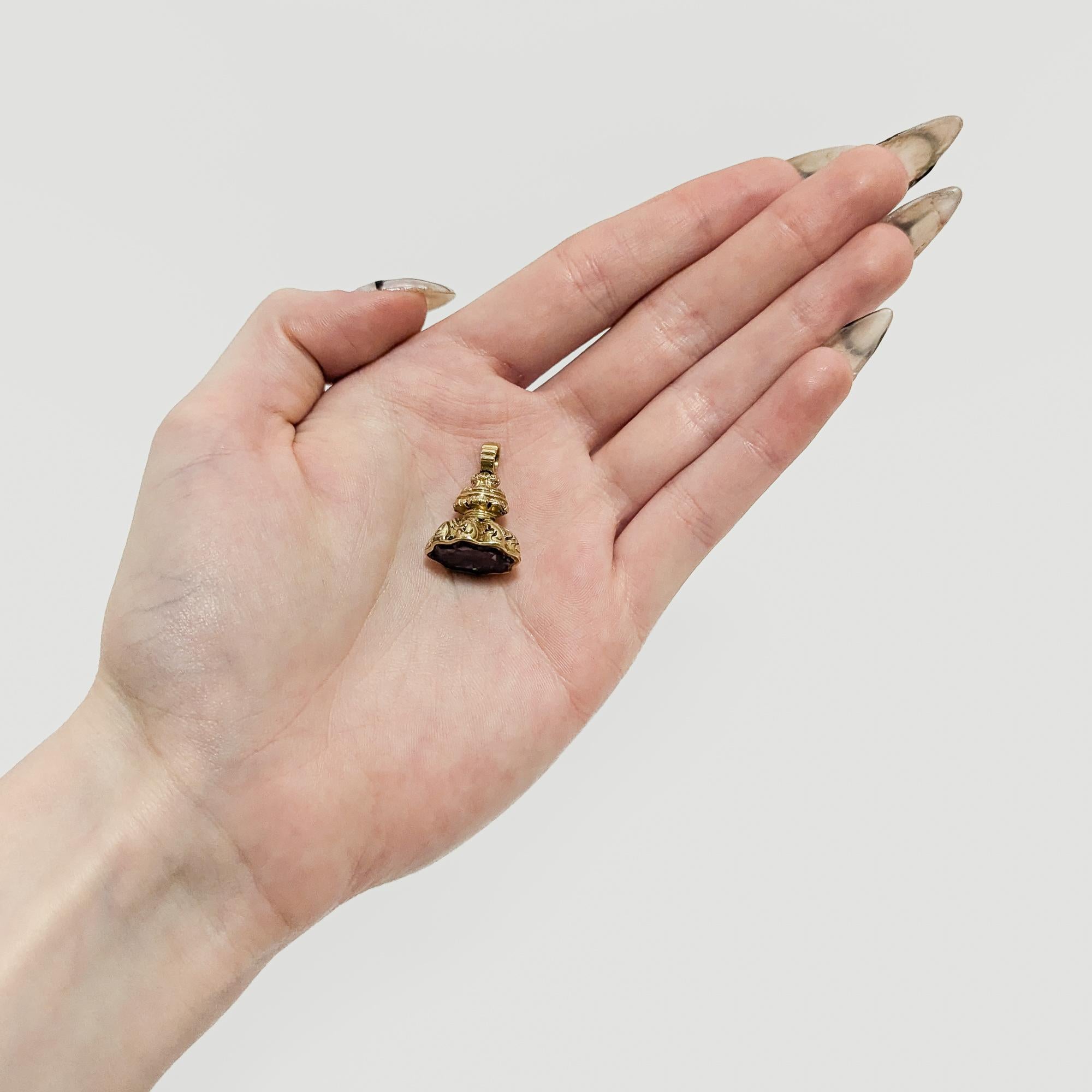 Taille ronde Ancien bouton de montre en or 14K et améthyste du 19e siècle de l'époque victorienne en vente