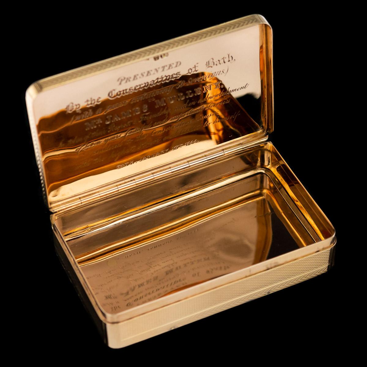 Antique 19th Century Victorian 18 Karat Two-Color Gold Snuff Box, London In Good Condition In Royal Tunbridge Wells, Kent