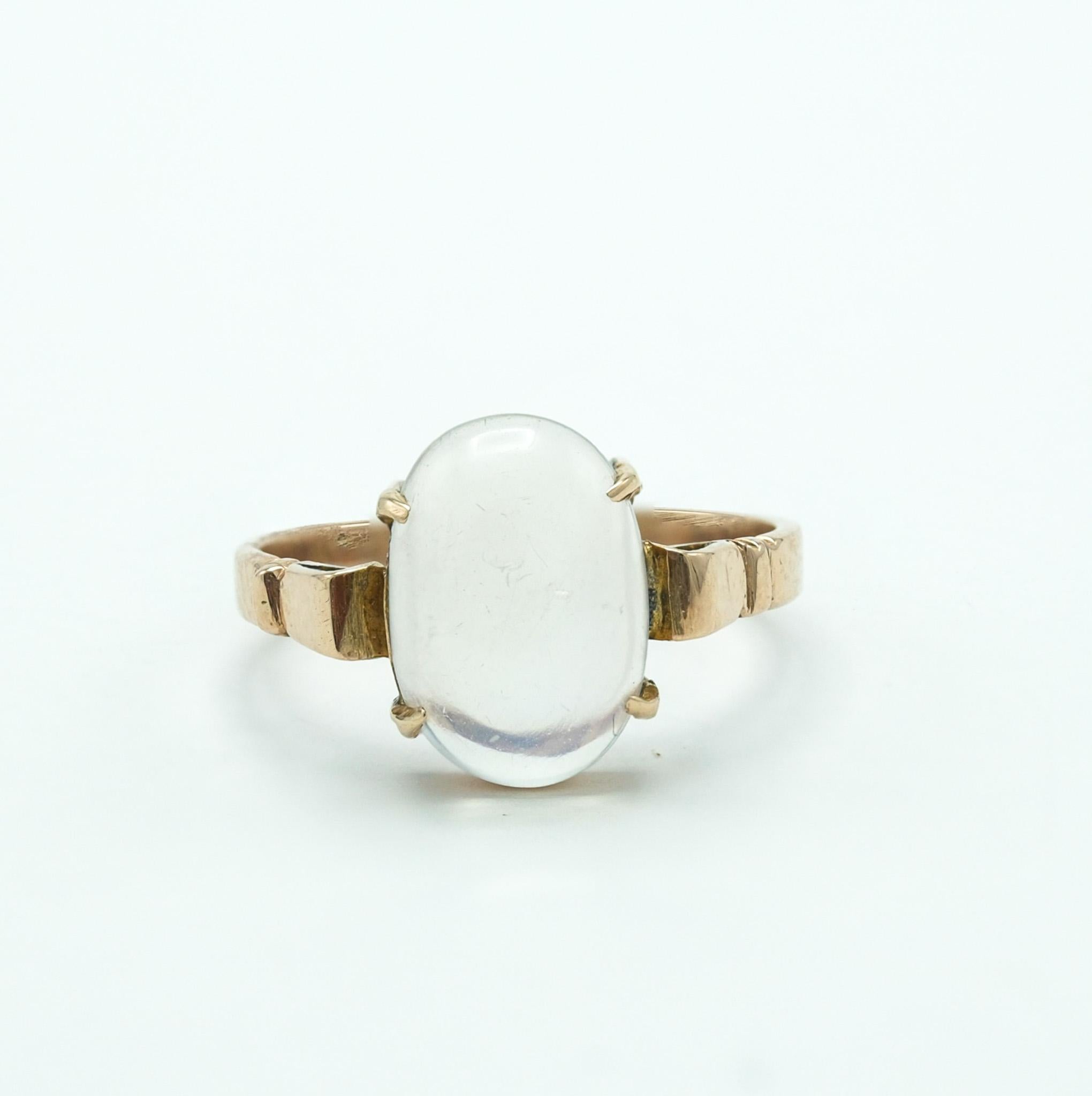 This 9 karat rose gold ring features a 2.8-carat oval moonstone. In a Lightbox, the stone often appears translucent and nearly clear, making it a challenge to capture its true essence. However, in hand or when worn, the moonstone radiates a potent