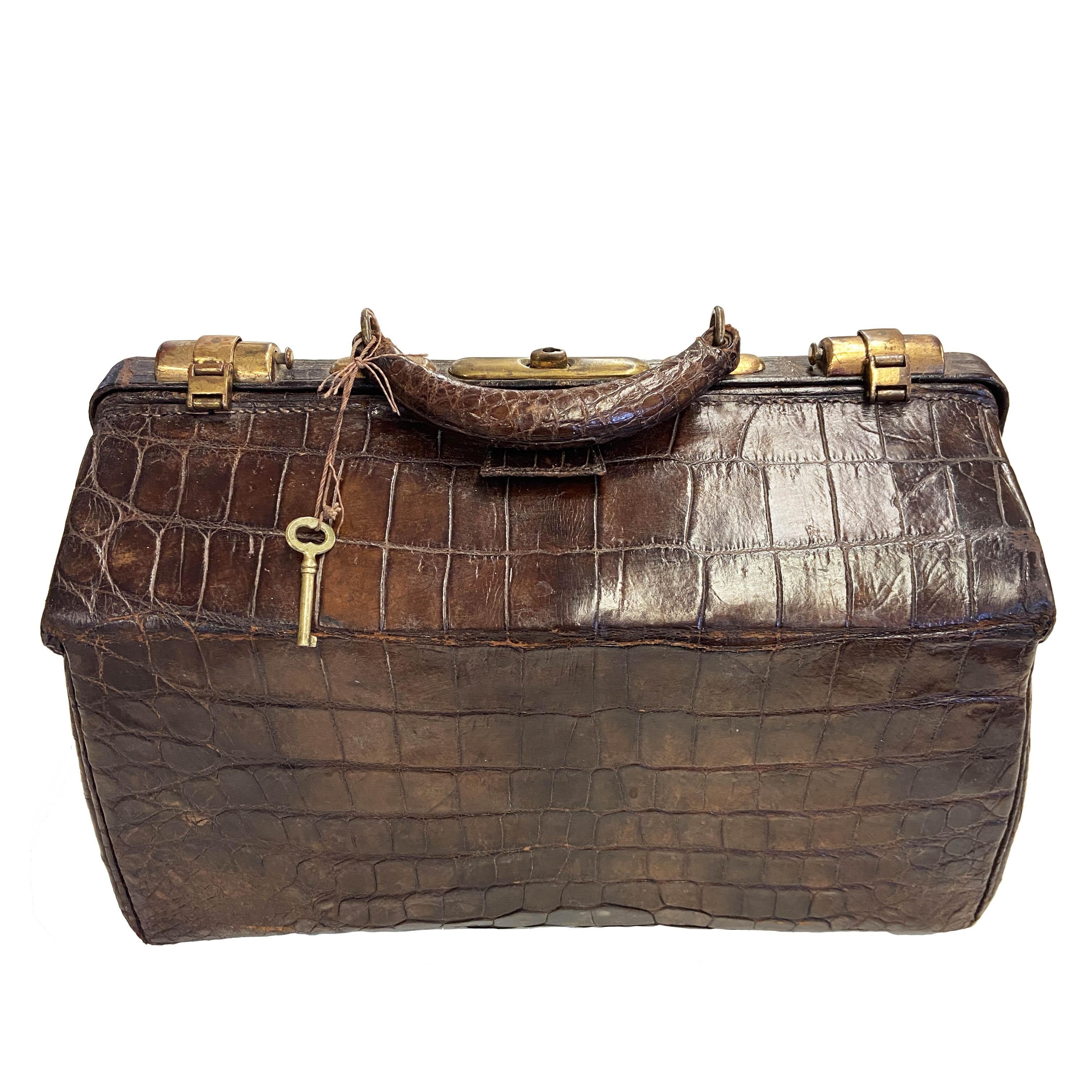Diese prächtige und seltene antike viktorianische Arzttasche aus dem 19. Jahrhundert vom John Wanamaker Department Store ist aus echtem Alligatorleder gefertigt und in hervorragendem Zustand. Die ursprüngliche Hardware verriegelt und schließt schön,