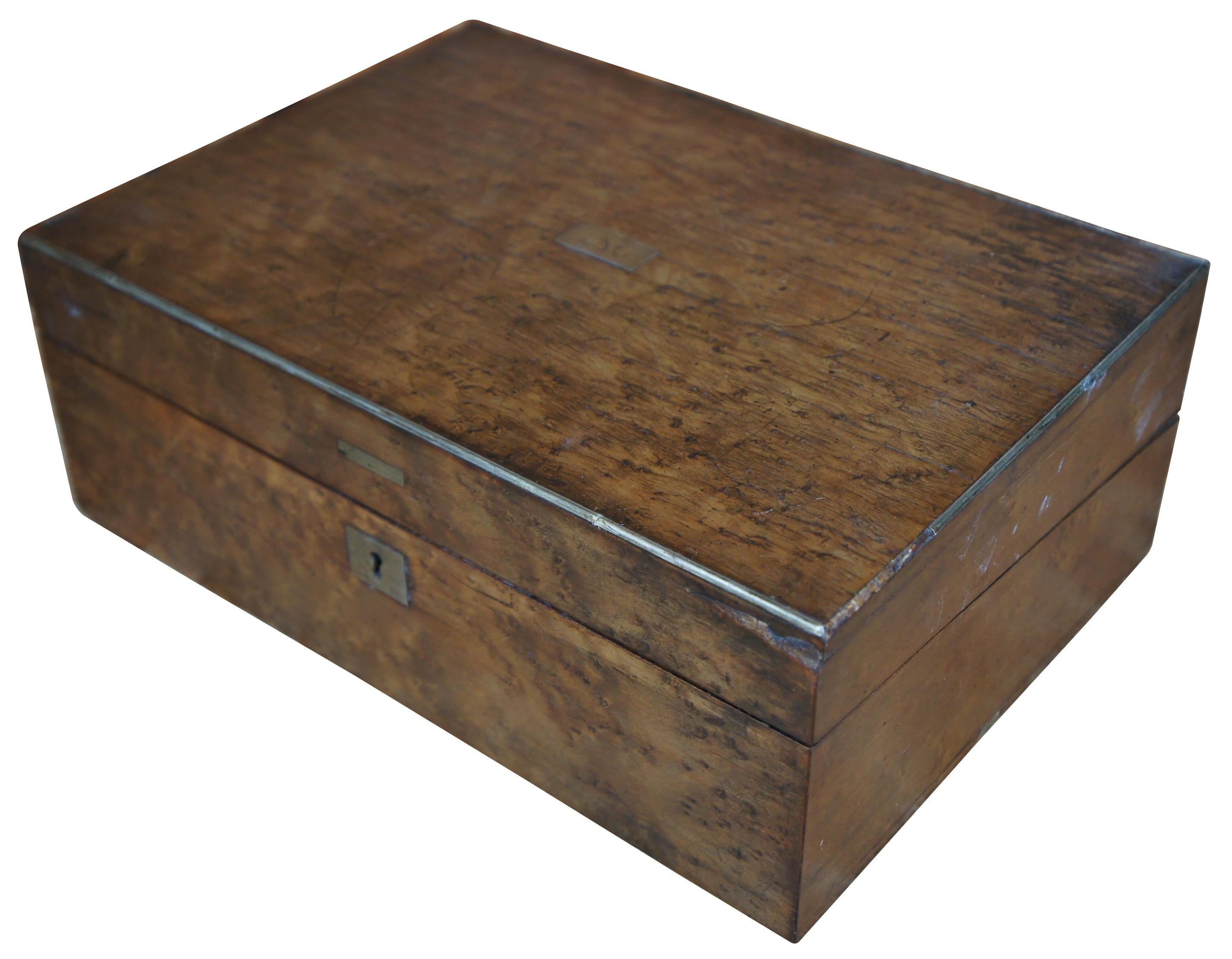 Victorien Ancienne boîte à écrire victorienne du 19ème siècle en érable piqué de voyage en vente