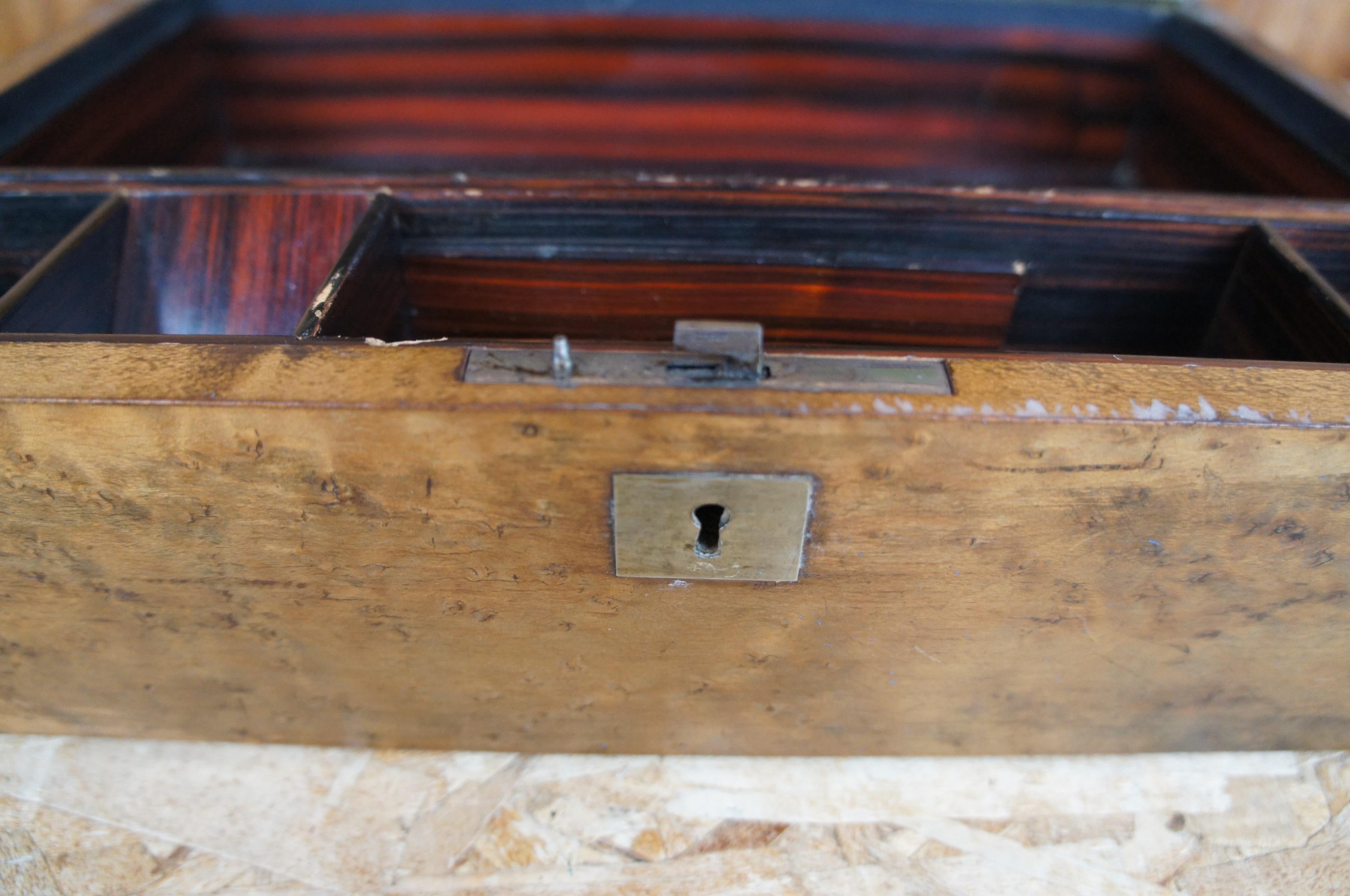 Ancienne boîte à écrire victorienne du 19ème siècle en érable piqué de voyage en vente 2