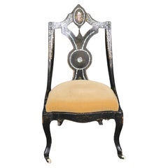 Ancienne chaise à pantoufles victorienne du 19e siècle en marqueterie de nacre ébonisée