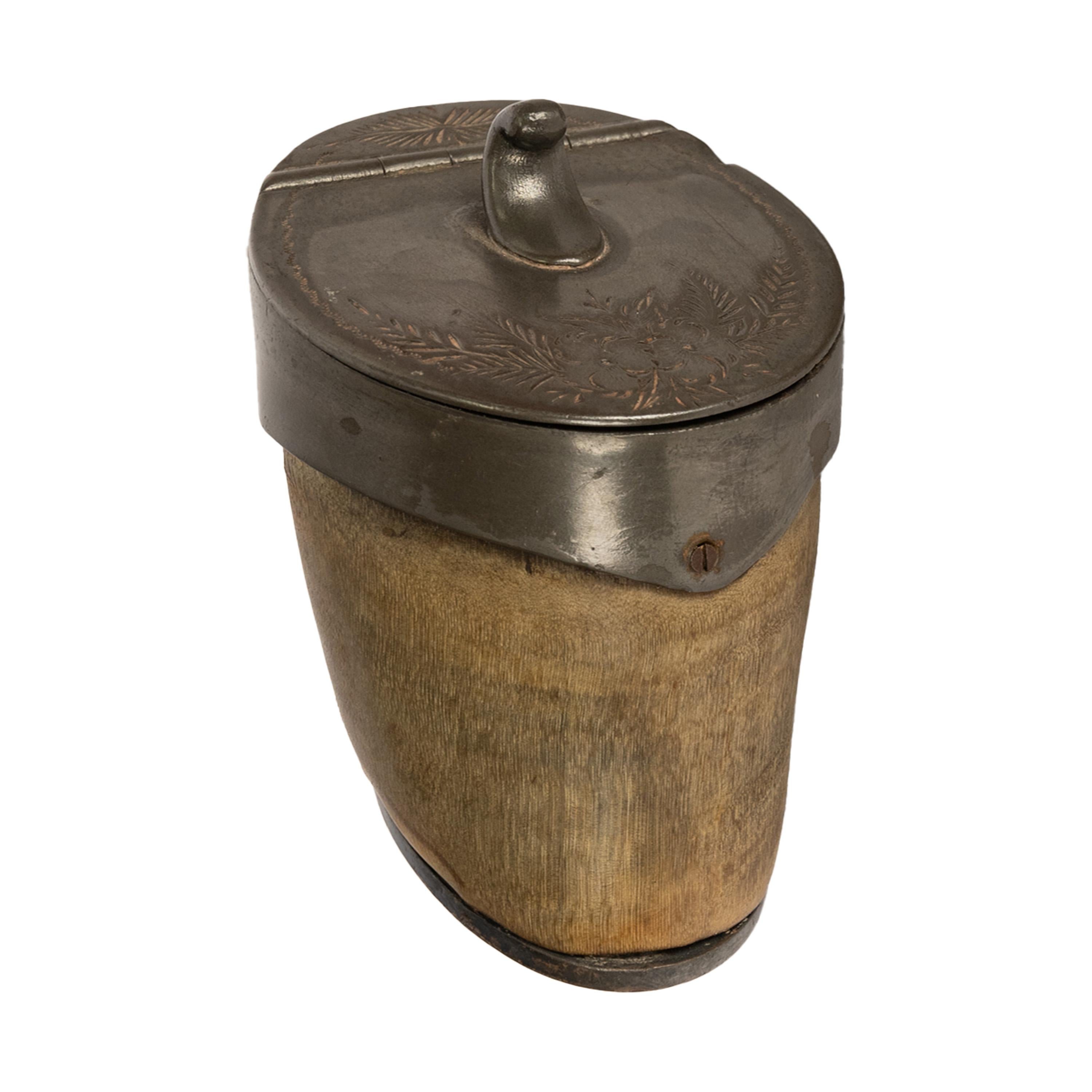 Ancienne tabatière victorienne du 19ème siècle, gravée de chevaux, de cheval, de sabots et d'étain 1860 en vente 3