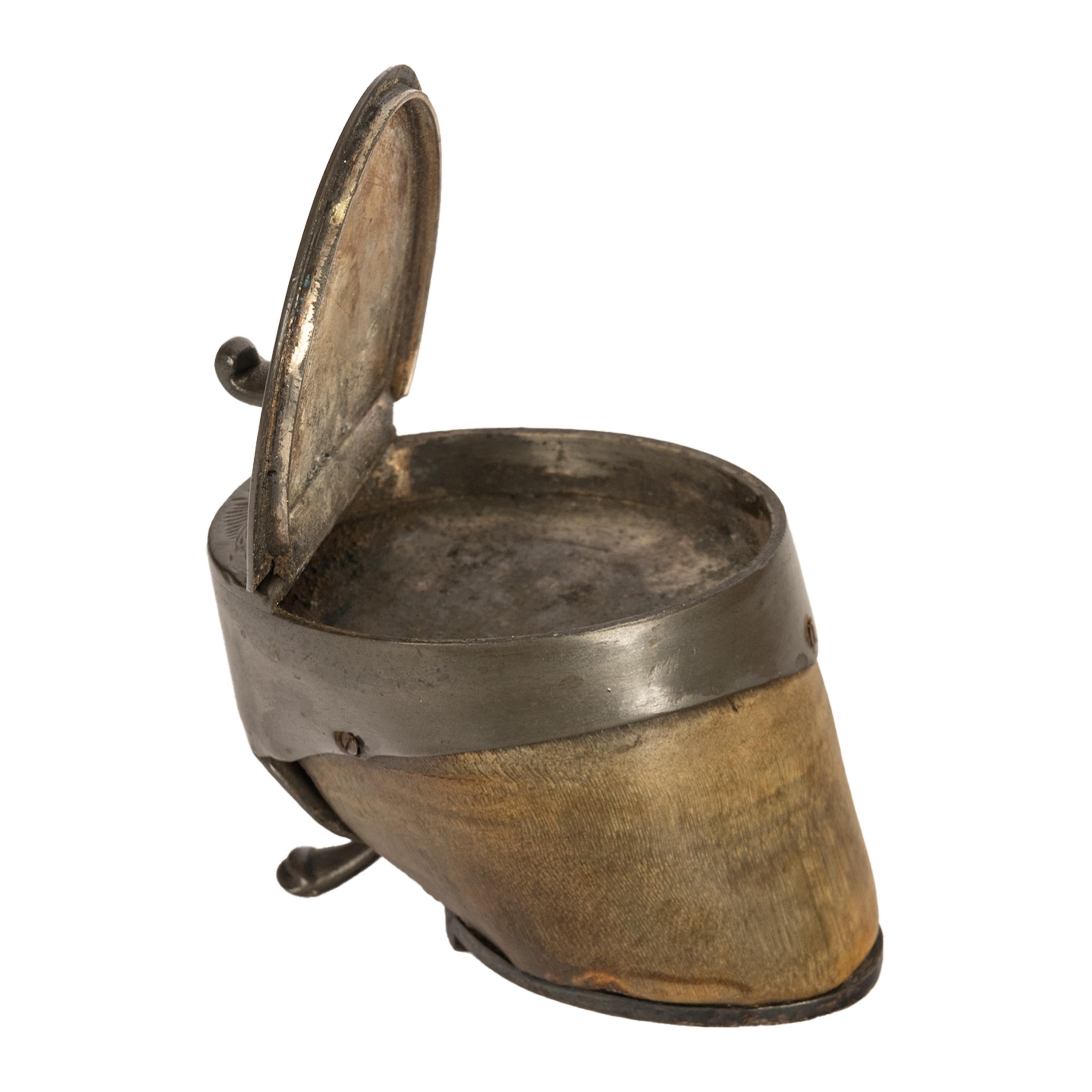 Ancienne tabatière victorienne du 19ème siècle, gravée de chevaux, de cheval, de sabots et d'étain 1860 en vente 5