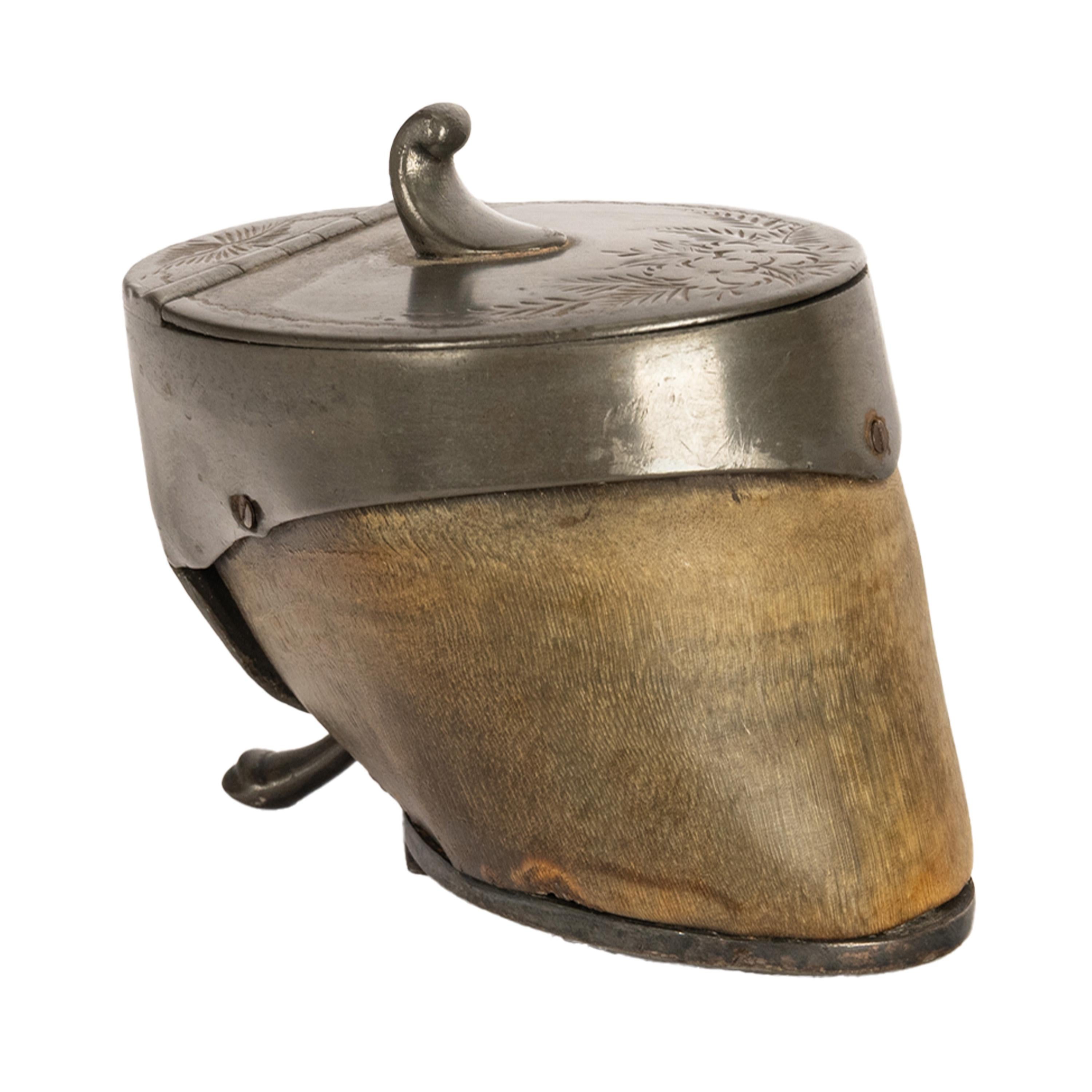 Anglais Ancienne tabatière victorienne du 19ème siècle, gravée de chevaux, de cheval, de sabots et d'étain 1860 en vente