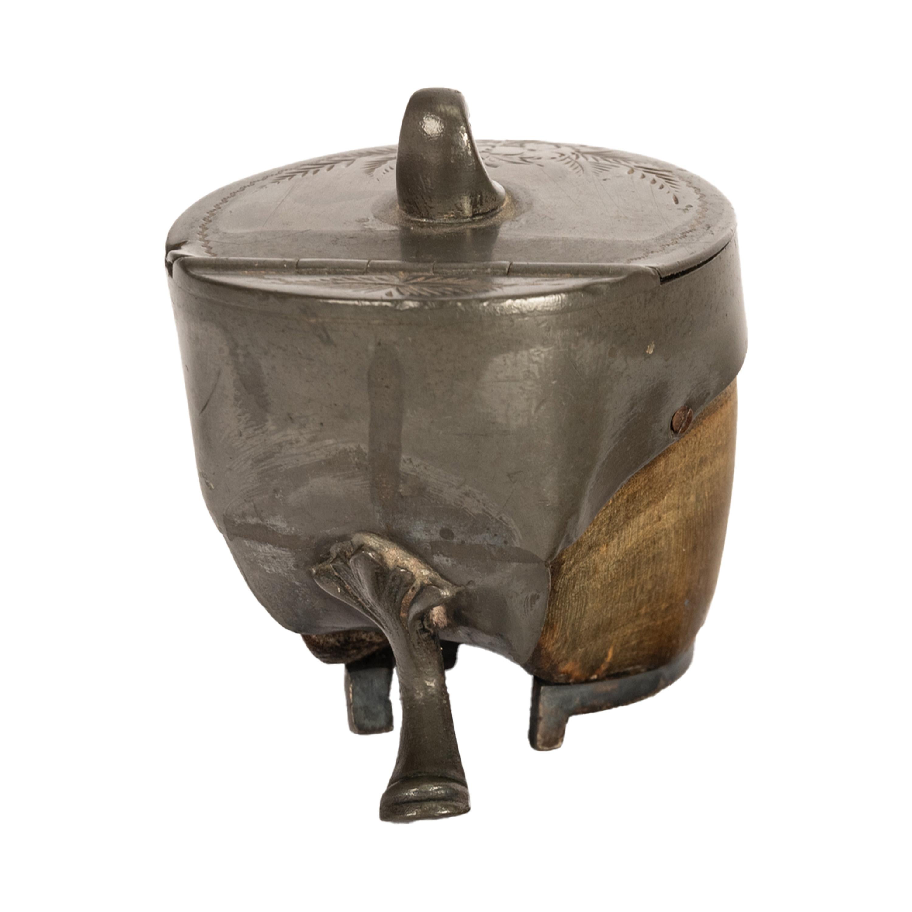 Ancienne tabatière victorienne du 19ème siècle, gravée de chevaux, de cheval, de sabots et d'étain 1860 Bon état - En vente à Portland, OR
