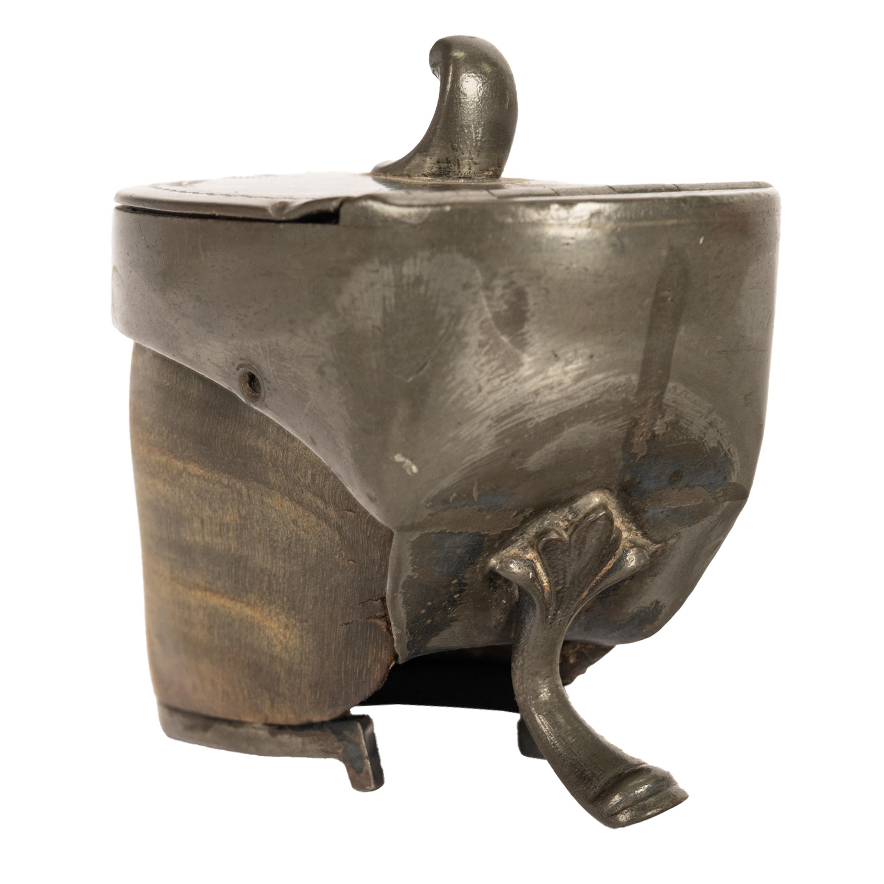 Milieu du XIXe siècle Ancienne tabatière victorienne du 19ème siècle, gravée de chevaux, de cheval, de sabots et d'étain 1860 en vente