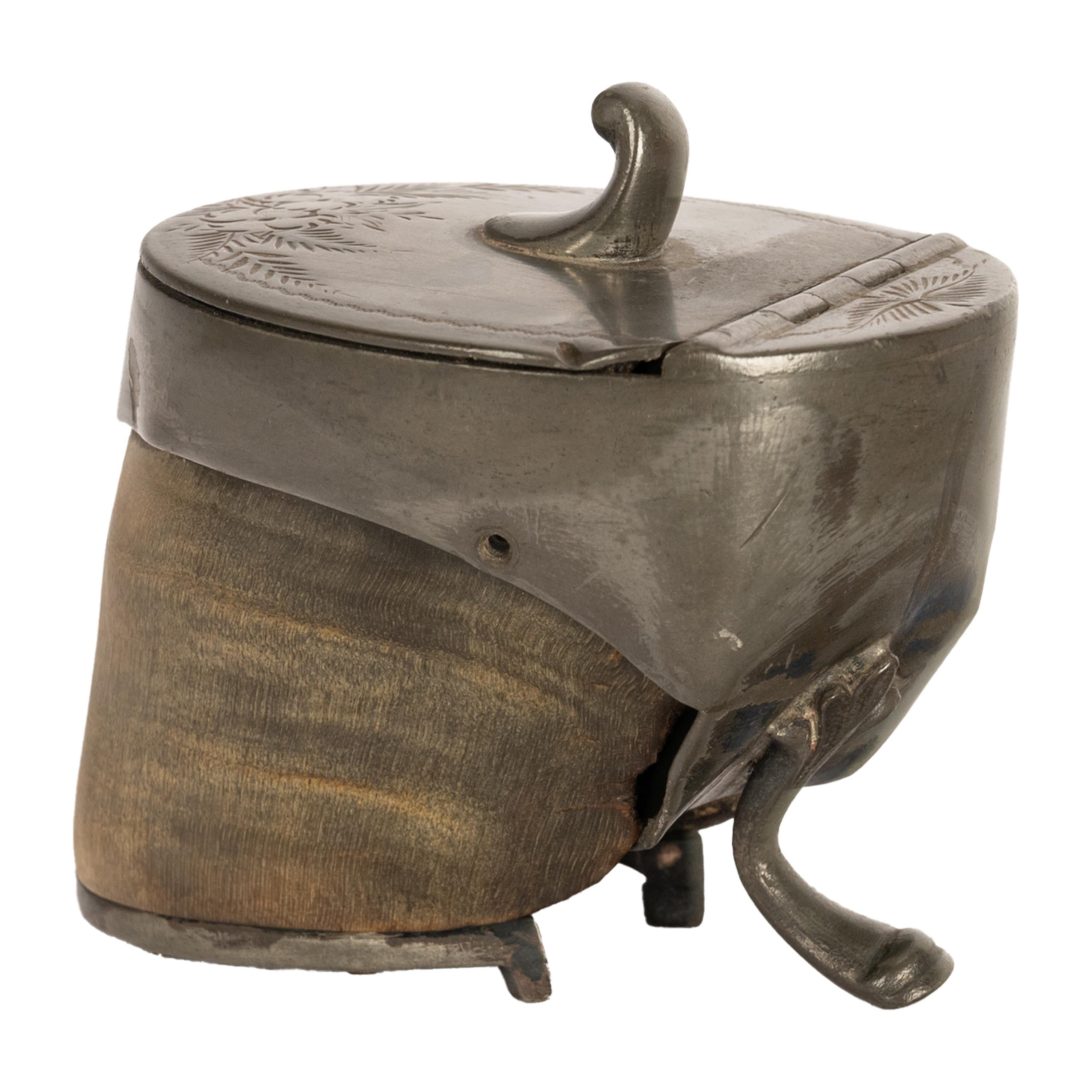 Étain Ancienne tabatière victorienne du 19ème siècle, gravée de chevaux, de cheval, de sabots et d'étain 1860 en vente