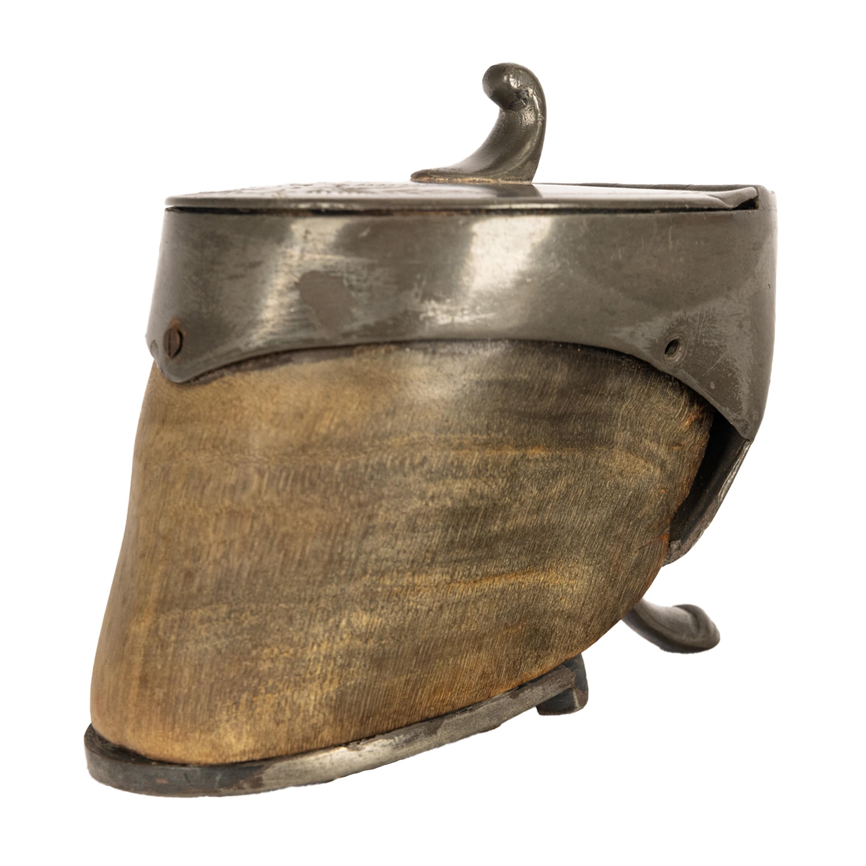Ancienne tabatière victorienne du 19ème siècle, gravée de chevaux, de cheval, de sabots et d'étain 1860 en vente 1