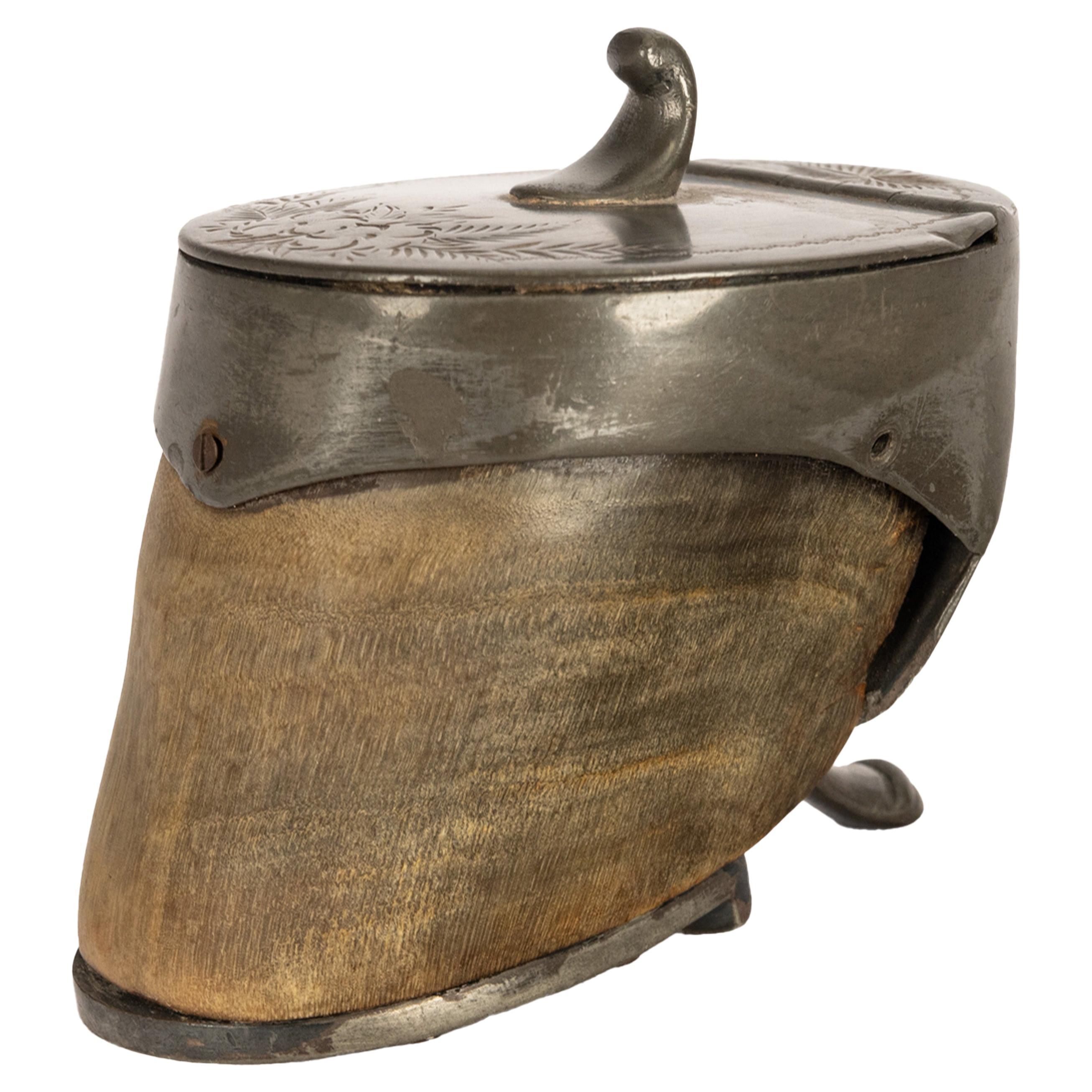 Ancienne tabatière victorienne du 19ème siècle, gravée de chevaux, de cheval, de sabots et d'étain 1860 en vente