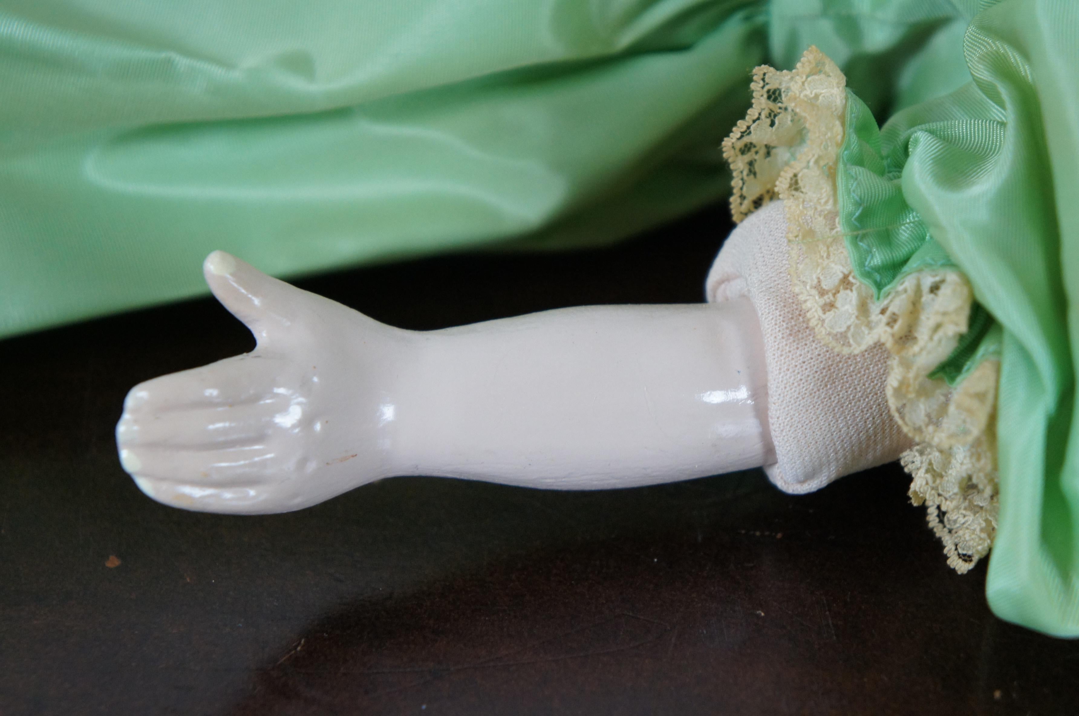 Victorien Ancienne tête de poupée en porcelaine allemande victorienne du 19ème siècle en forme de poupée moulée en vente