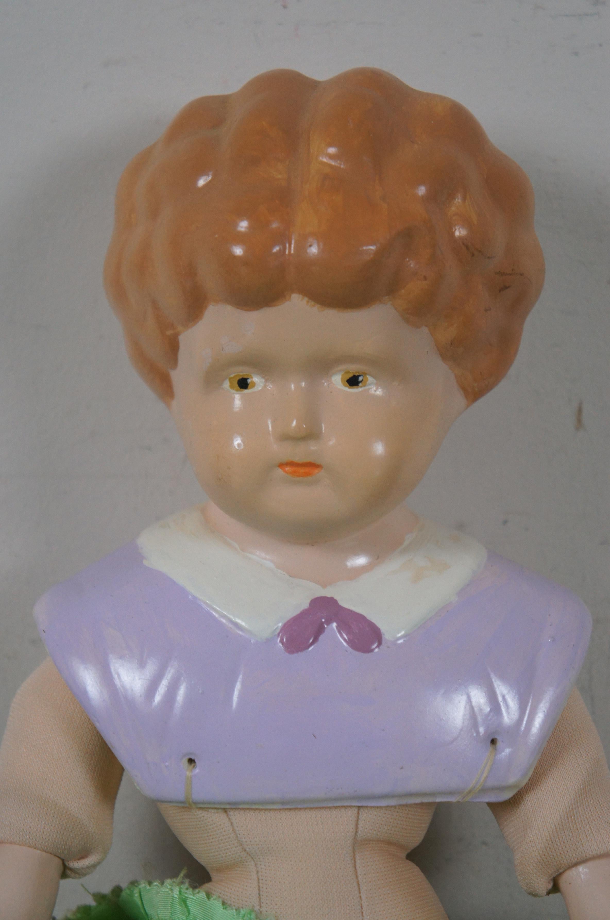 XIXe siècle Ancienne tête de poupée en porcelaine allemande victorienne du 19ème siècle en forme de poupée moulée en vente