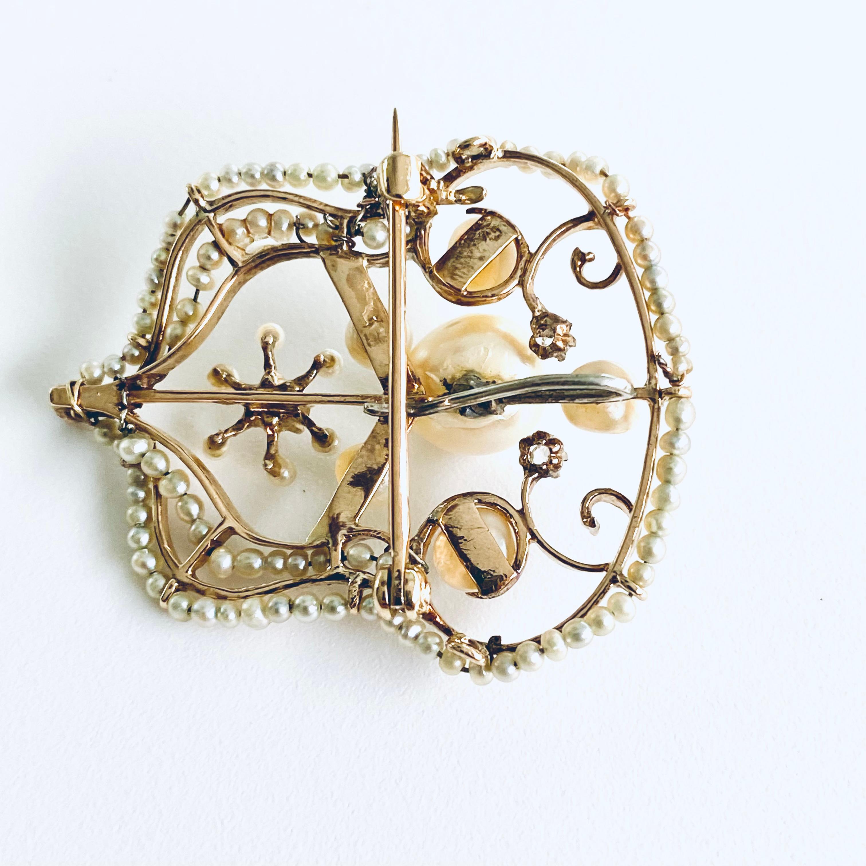 Antique 19th Century Victorian Yellow Gold Brooch Pendant Pearls and Diamonds For Sale 2