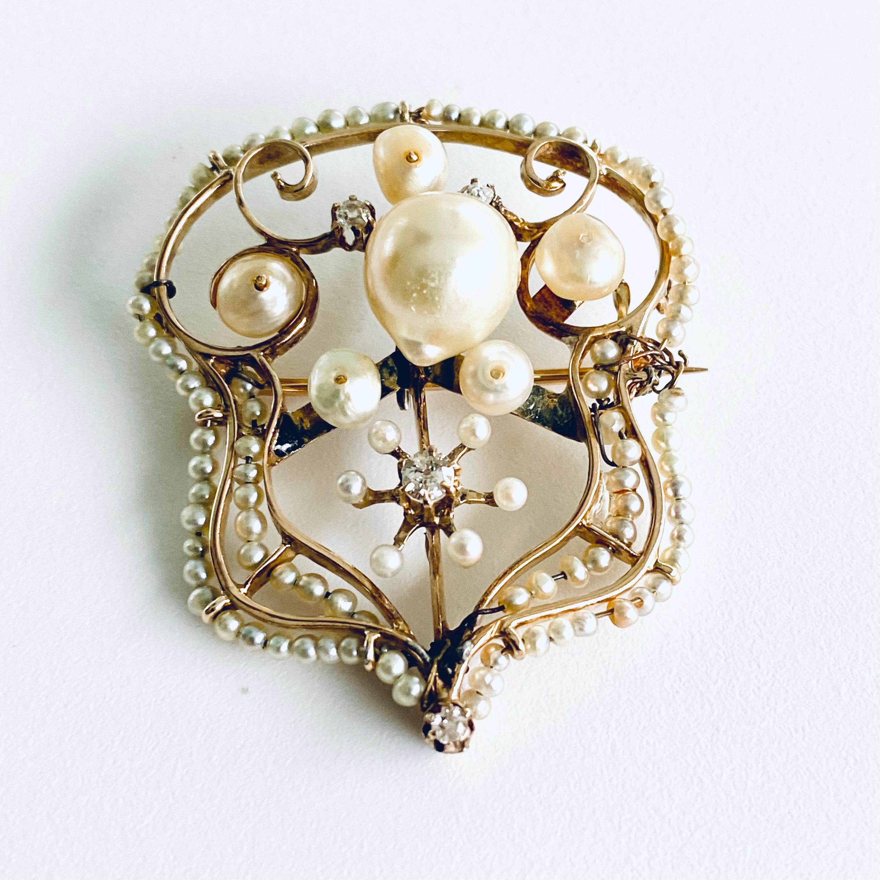 Antique 19th Century Victorian Yellow Gold Brooch Pendant Pearls and Diamonds For Sale 3