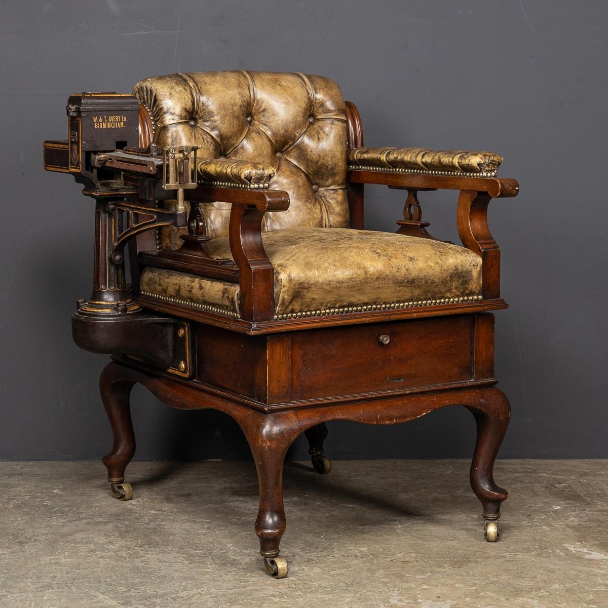 Cette ancienne balance de jockey victorienne du XIXe siècle, fabriquée par WT Avery de Birmingham, est un remarquable artefact de l'histoire des courses de chevaux. Cet instrument finement fabriqué, en chêne anglais robuste et orné de balances en