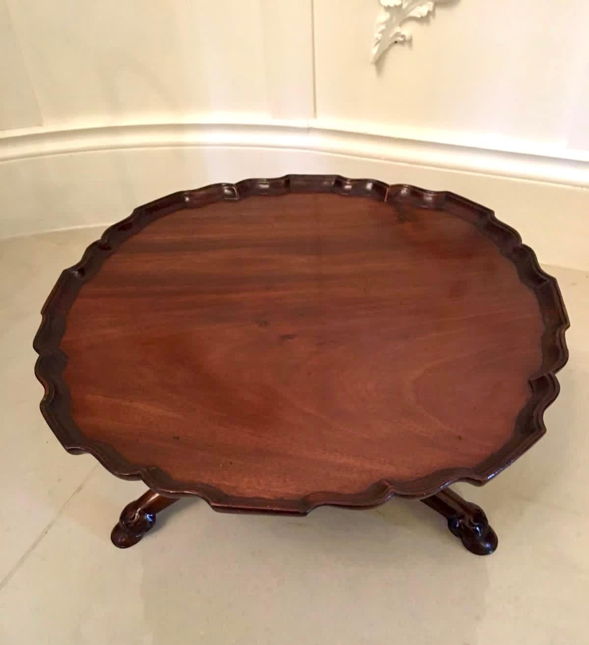 Antique Lazy Susan victorien du 19ème siècle avec un beau plateau tournant en acajou avec un bord en croûte de tarte. Elle repose sur une élégante colonne tournée et sculptée, soutenue par trois pieds sculptés et façonnés, terminés par des pieds