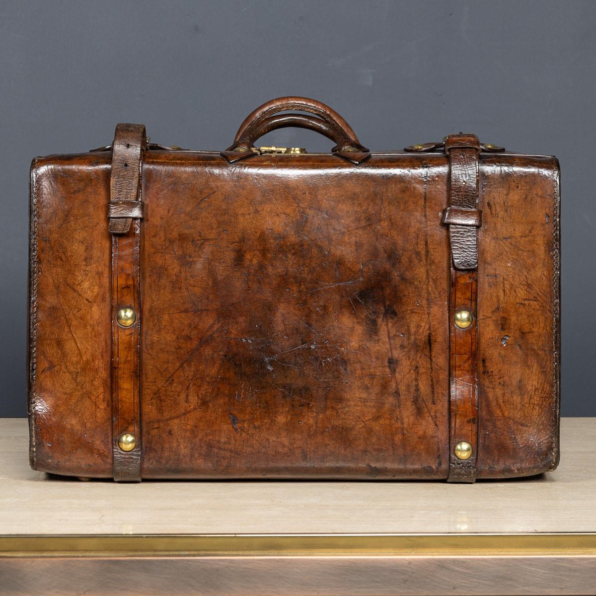 Antique 19th Century Victorian Leather Suitcase With Painted Crest c.1850 In Good Condition For Sale In Royal Tunbridge Wells, Kent
