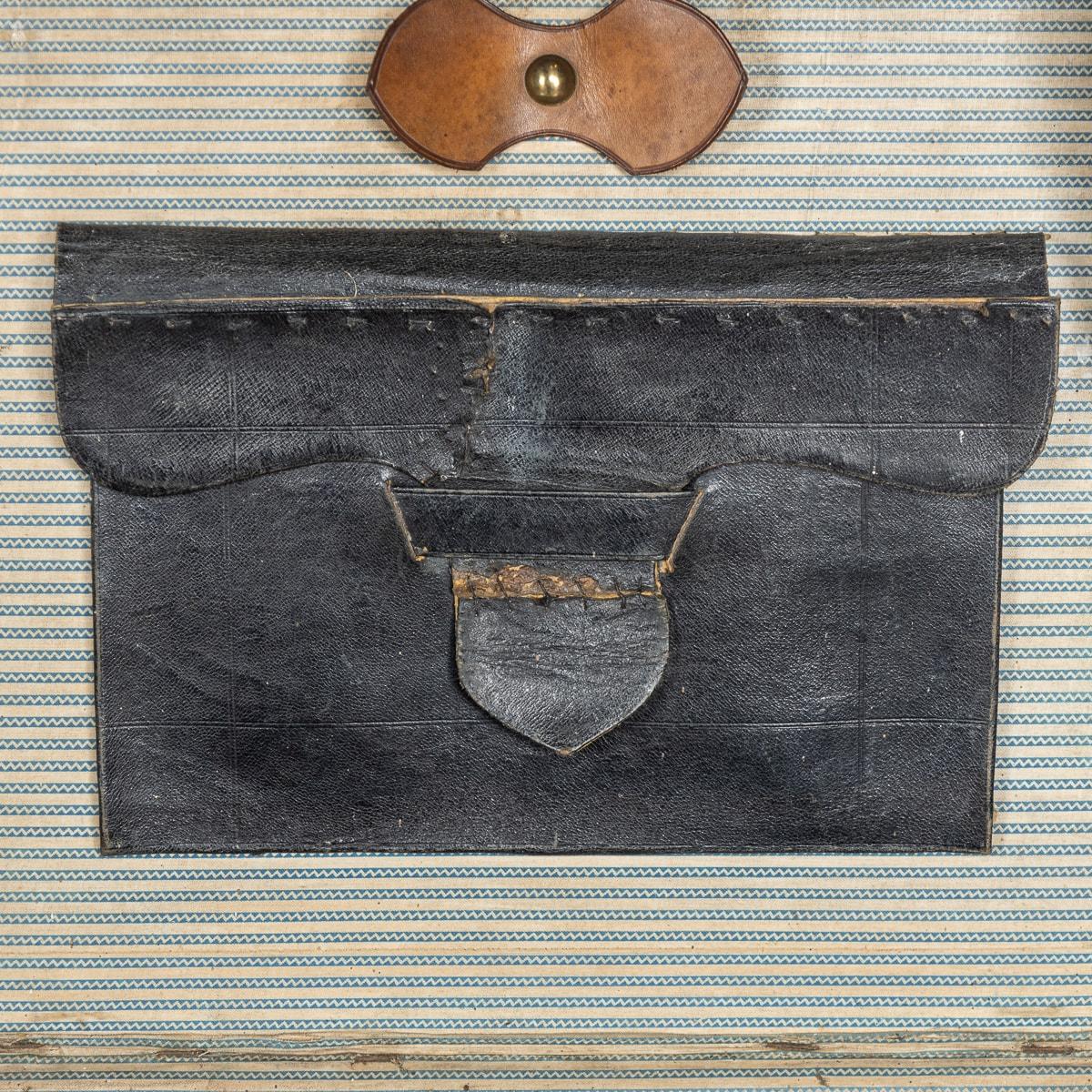 Antique 19th Century Victorian Leather Suitcase With Painted Crest c.1850 For Sale 3