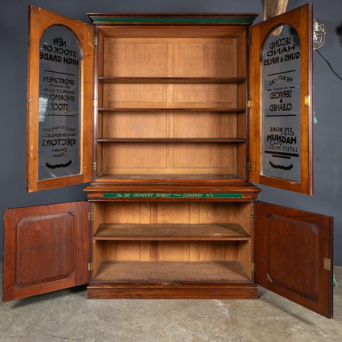 Antique 19th Century Victorian Mahogany Gun Shop Display Cabinet c.1880 In Good Condition For Sale In Royal Tunbridge Wells, Kent