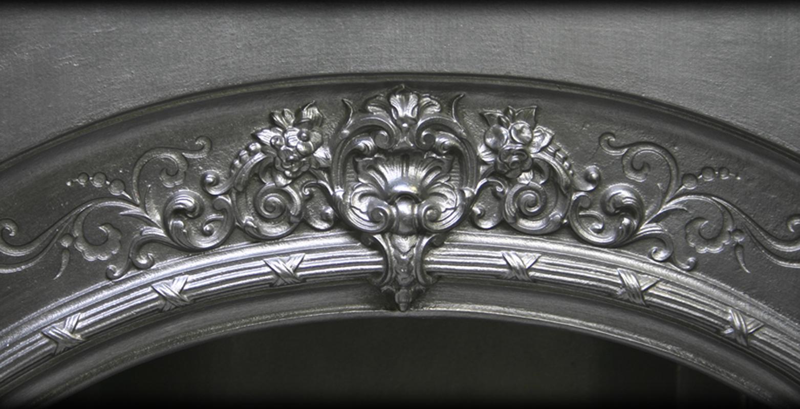 Antique Victorian ornate cast iron arched fireplace grate with blind fret detail to the spandrels, Fine central casting to the top of the arch and a nicely detailed curved cast iron fire back. The diamond registration mark dates this grate