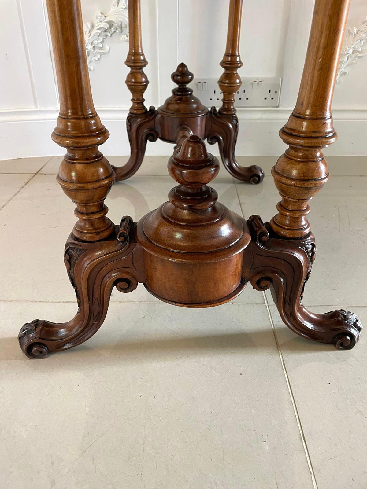 Ancienne table centrale victorienne ovale en noyer du 19ème siècle en vente 4