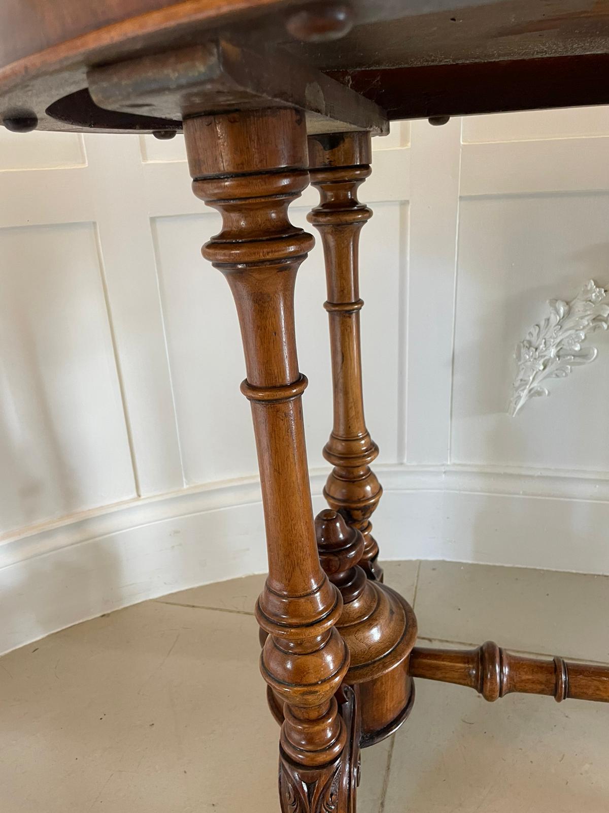 Milieu du XIXe siècle Ancienne table centrale victorienne ovale en noyer du 19ème siècle en vente