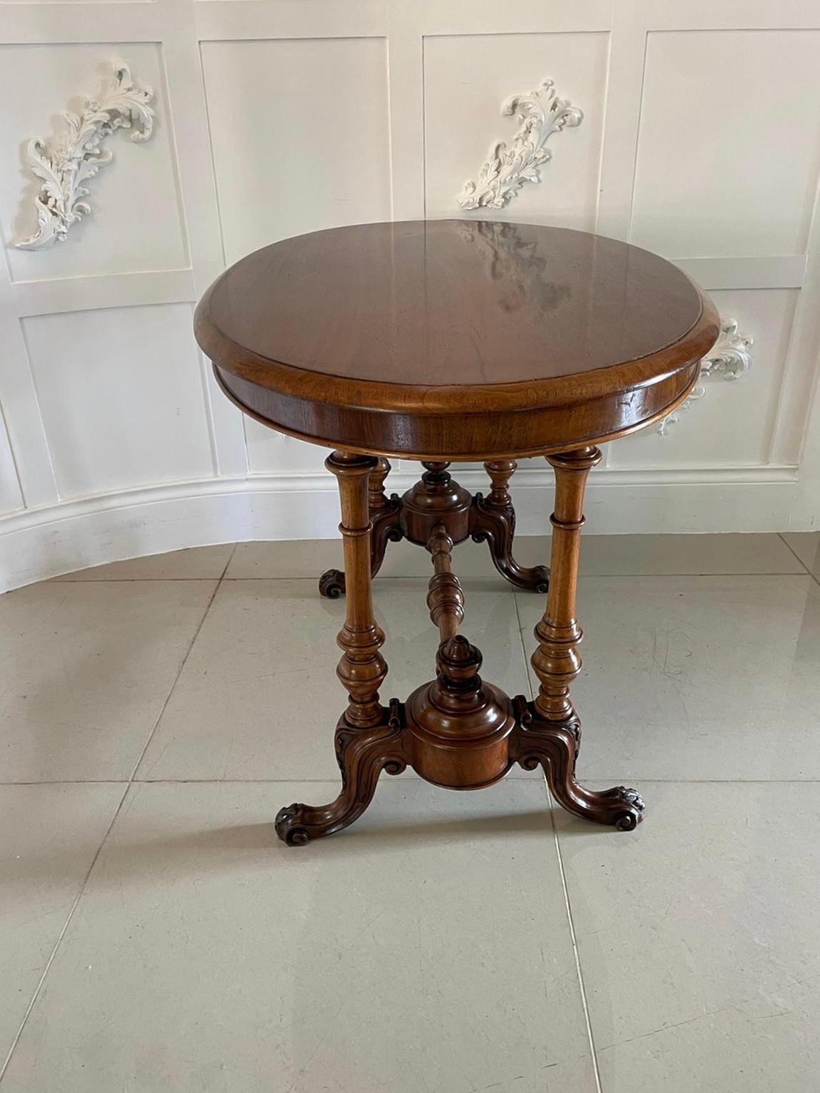 Ancienne table centrale victorienne ovale en noyer du 19ème siècle en vente 1