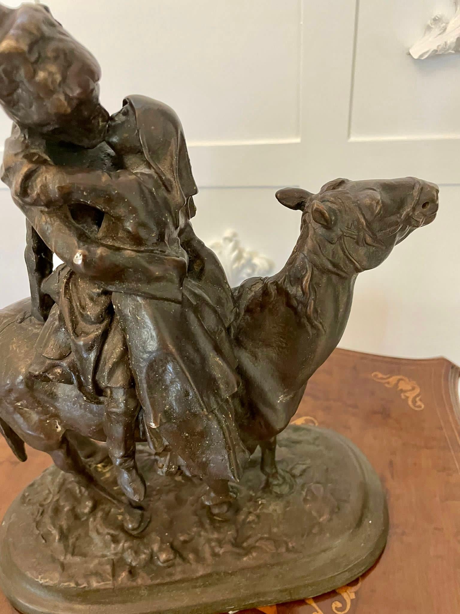 Antica figura in bronzo di qualità vittoriana di un cosacco a cavallo che dà il bacio d'addio alla moglie con la spada e il fucile al fianco e montato su un cavallo in bronzo di qualità 

Uno splendido esemplare, realizzato con maestria e in ottime