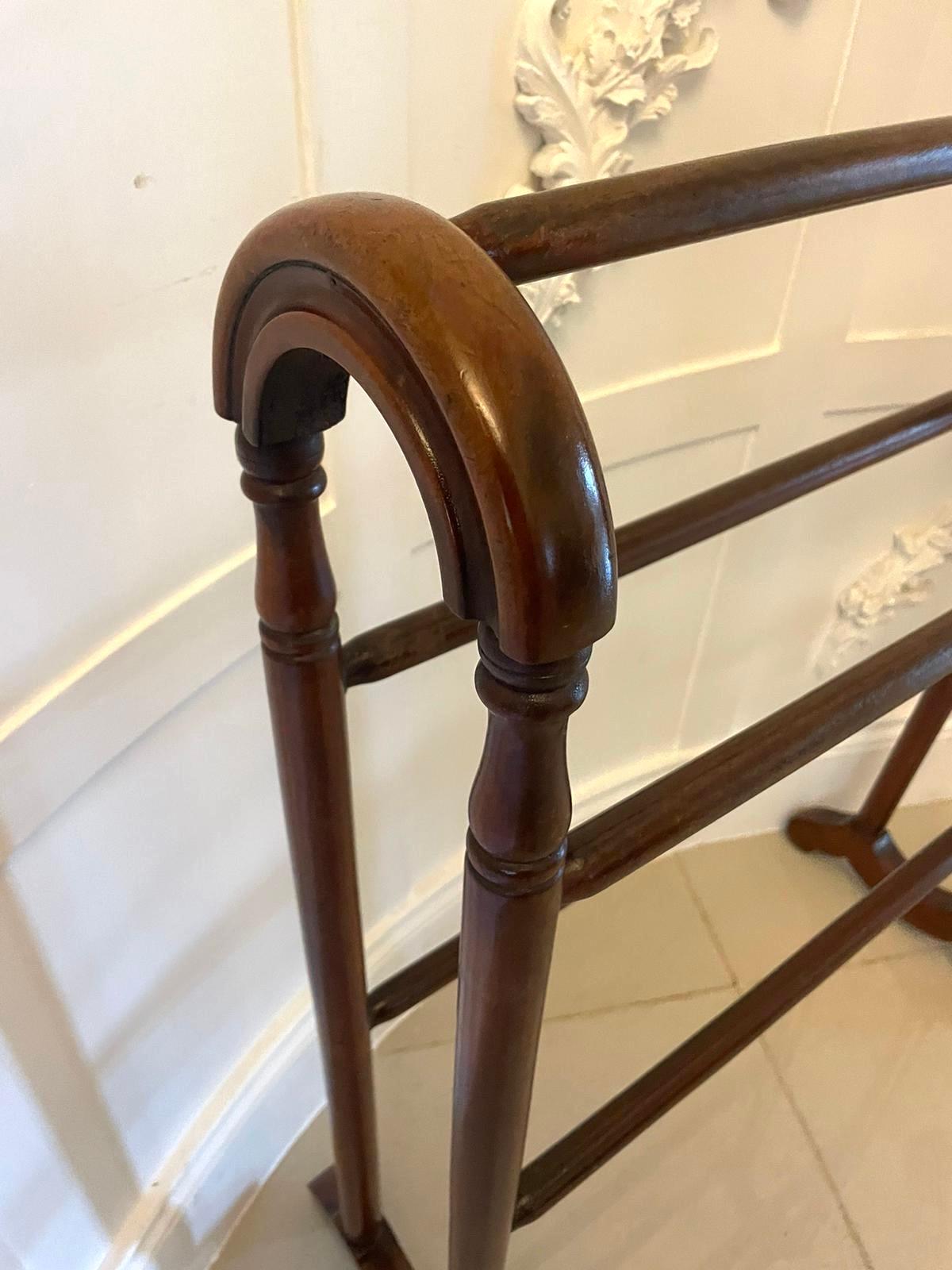 Antique Victorian quality mahogany towel rail having five quality mahogany turned rails supported by a shaped arched top, turned mahogany ends standing on shaped mahogany feet 

Dimensions:
Height 82.5 cm (32.48 in)
Width 67.5 cm (26.57 in)
Depth 28