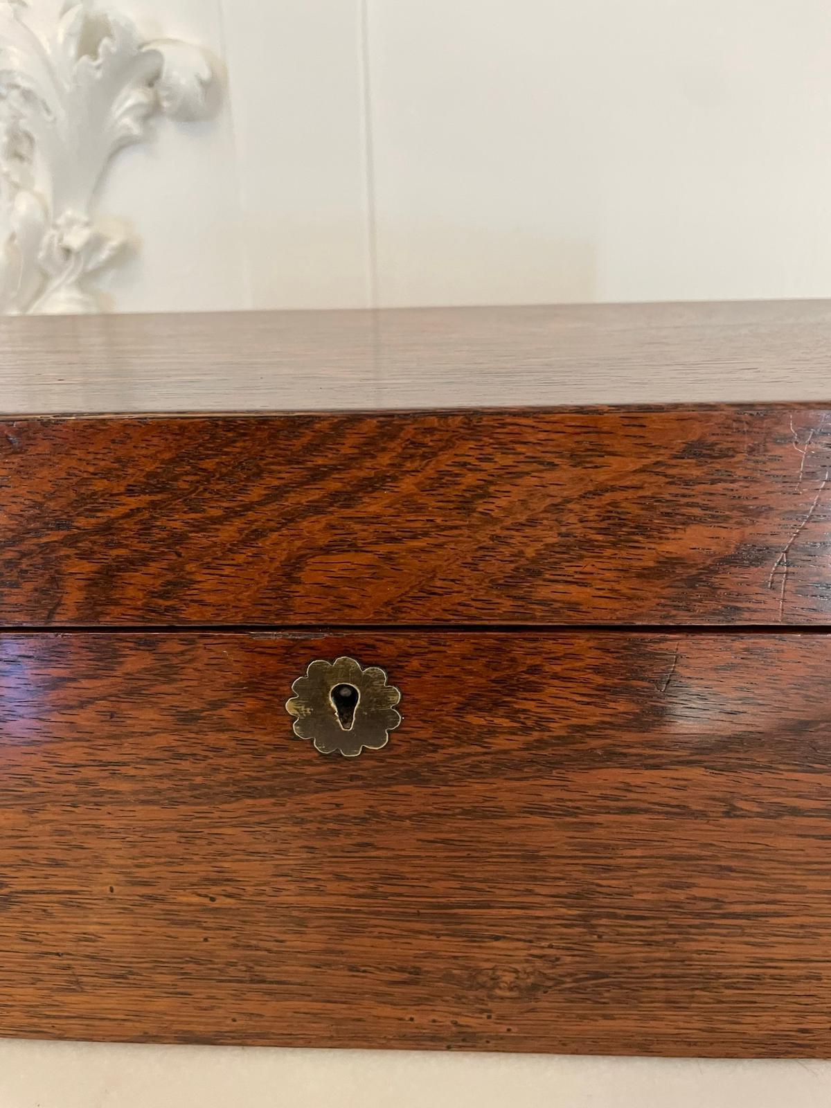 Antico porta tè in legno di palissandro di qualità vittoriana del XIX secolo, con apertura superiore a sollevamento per rivelare un interno attrezzato con una coppia di scatole da tè con coperchio e una ciotola di vetro per mescolare.

In ottime