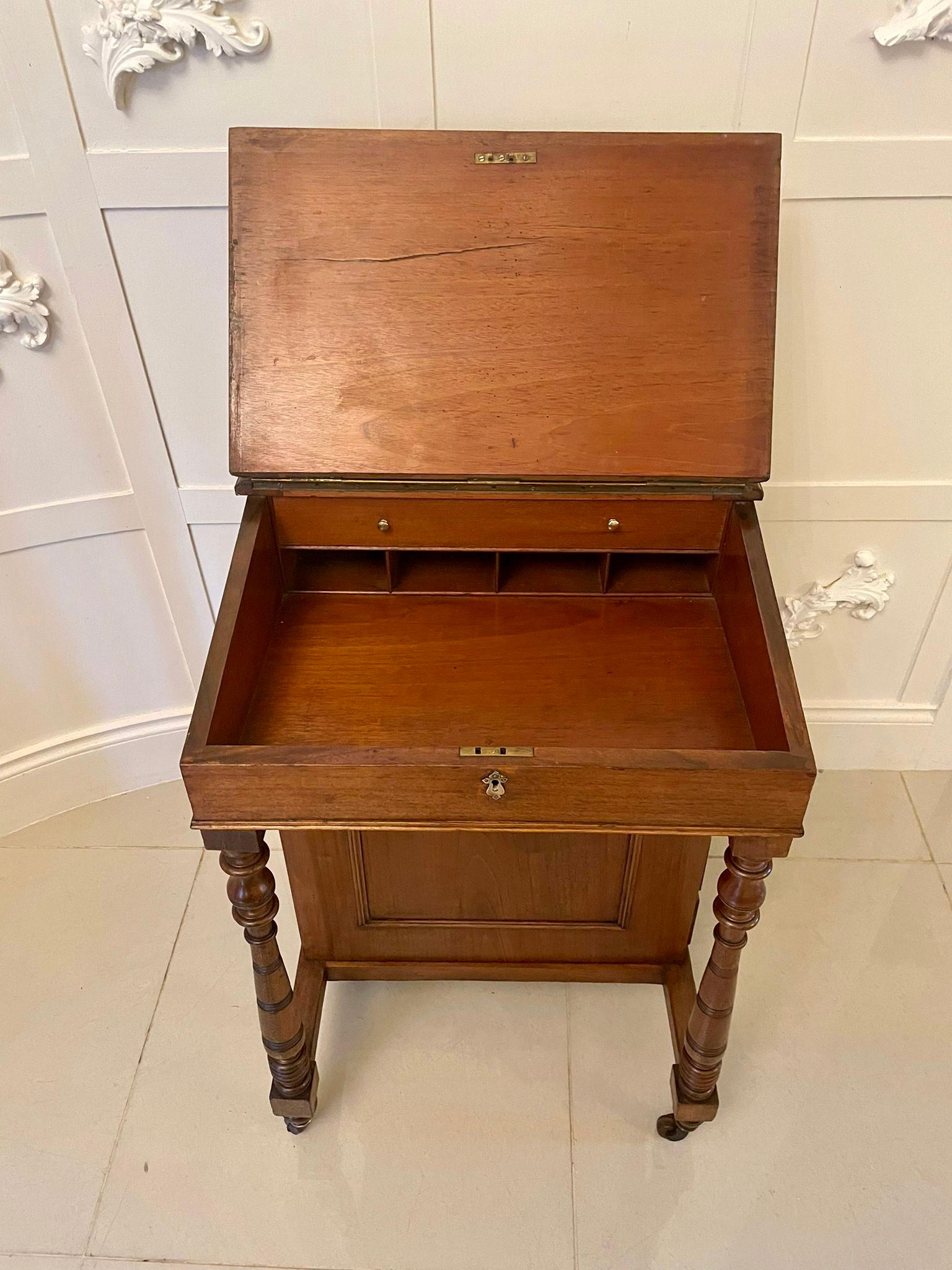 Ancien Davenport à poser en noyer du 19e siècle de qualité victorienne en vente 4