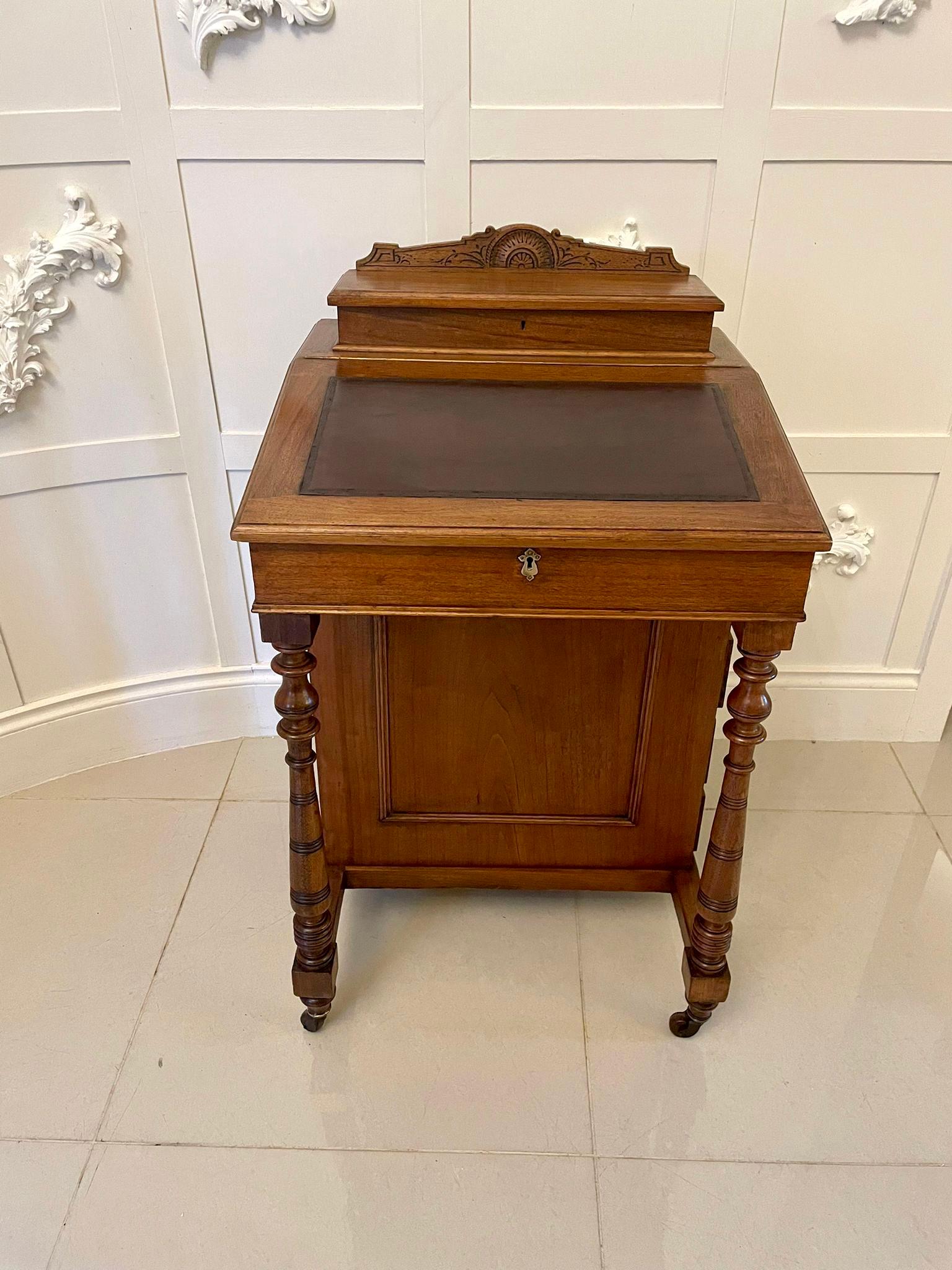 Ancien Davenport à poser en noyer du 19e siècle de qualité victorienne en vente 6