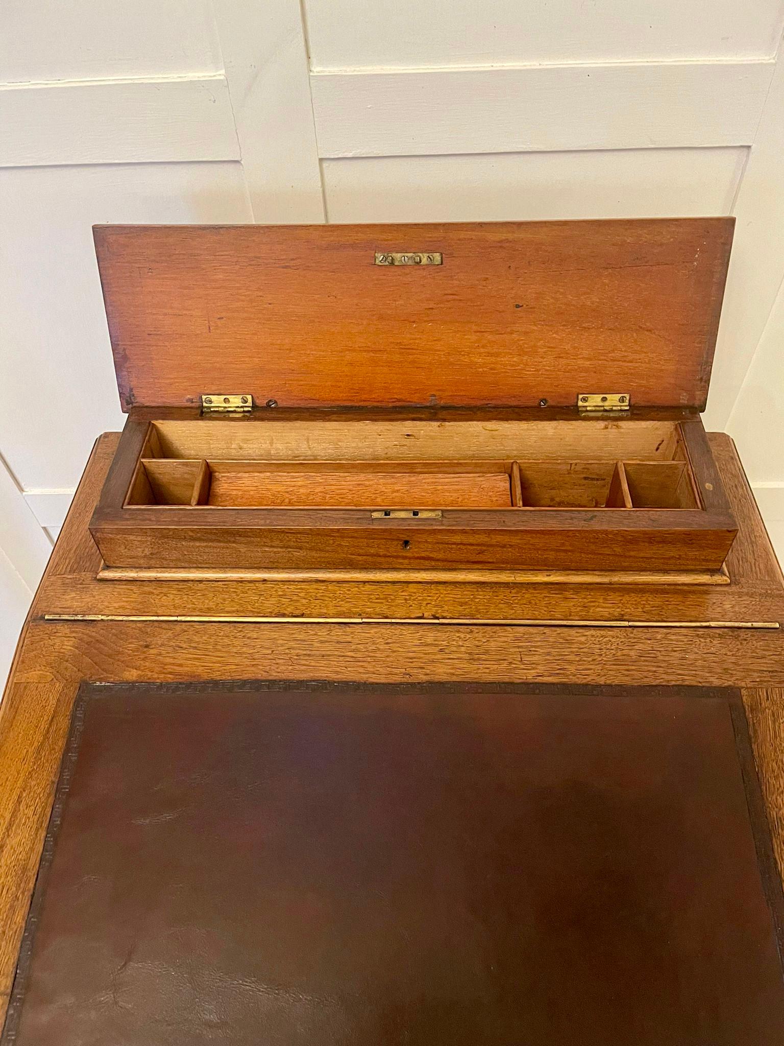 XIXe siècle Ancien Davenport à poser en noyer du 19e siècle de qualité victorienne en vente