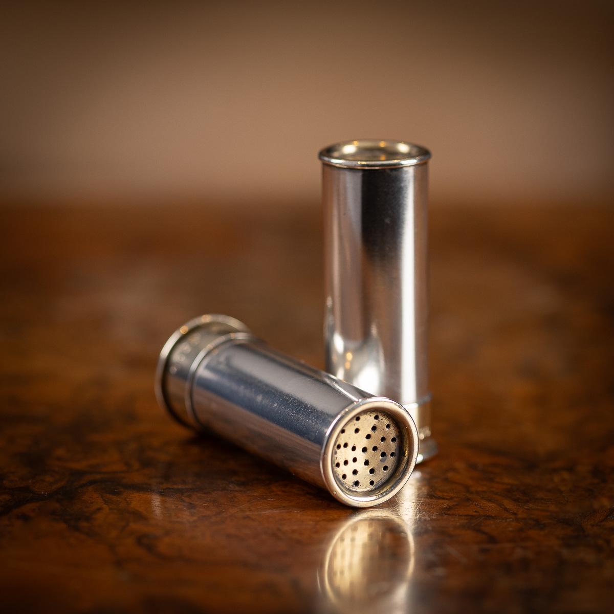 Antike 19. Jahrhundert viktorianischen sehr seltene Paar Neuheit massivem Silber vergoldet Tabelle Salz & Pfeffer Shakers, realistisch modelliert als zwei Schrotflinte Patronenhülsen. Beide sind mit Schraubdeckeln am Boden versehen. Beide aus