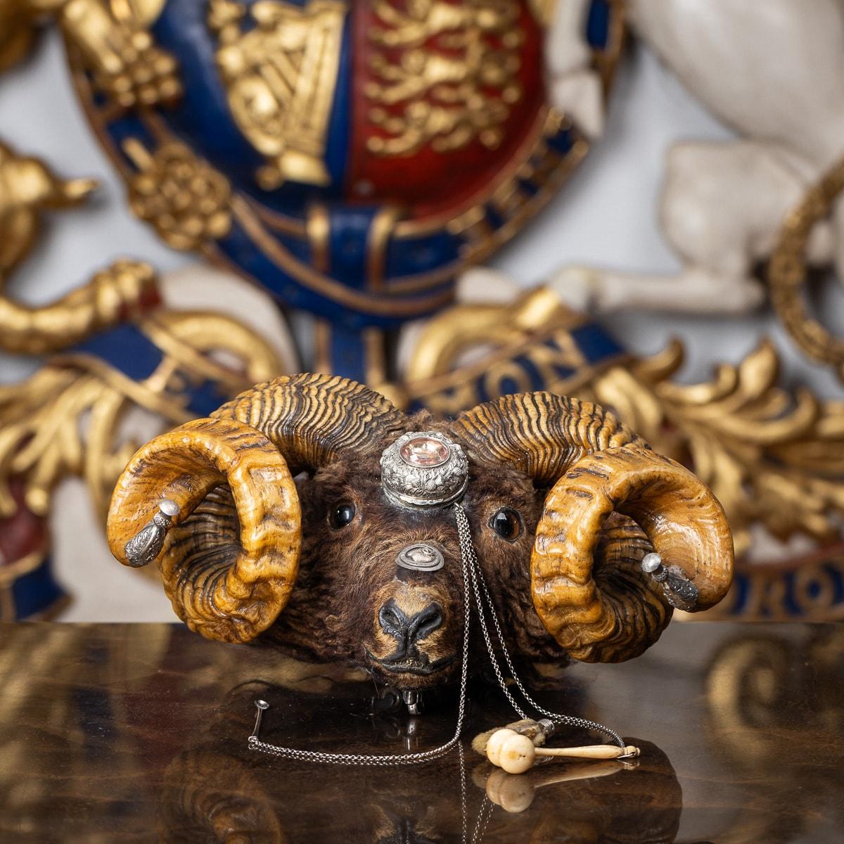 Tabatière à tête de bélier en argent du 19e siècle de l'époque victorienne, la tête est munie d'un compartiment en argent pour le tabac à priser, ciselé de chardons et centré par un cristal ovale facetté, le nez est orné de l'insigne des gagnants du