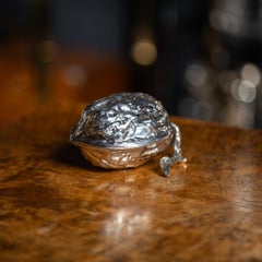 Antiguo azucarero victoriano del siglo XIX de plata maciza con forma de nogal c.1886