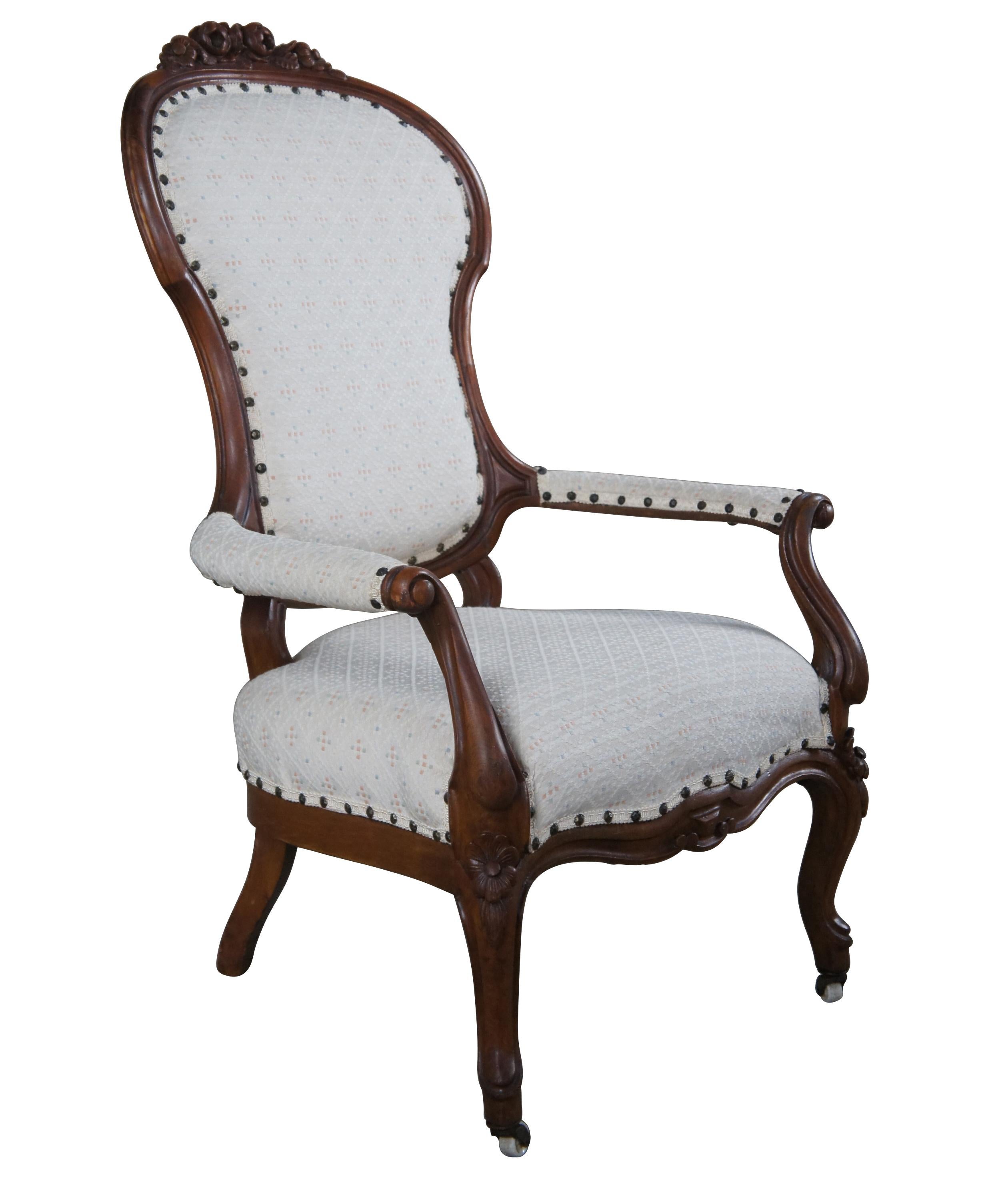 Antique 19th Century Victorian Walnut Floral Carved Spoon Back Parlor Armchair In Good Condition In Dayton, OH