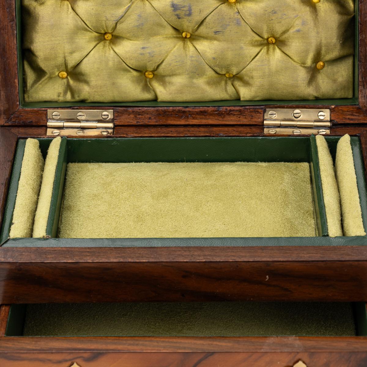 Ancienne boîte à bijoux victorienne en noyer et verre du 19e siècle, c.1890 en vente 3
