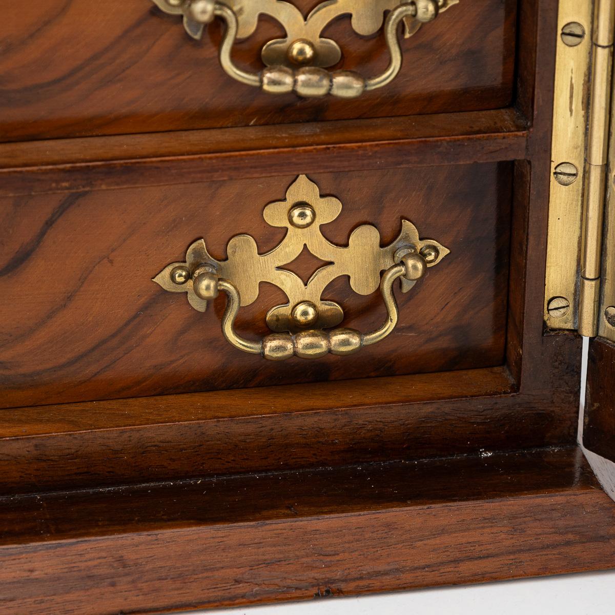 Ancienne boîte à bijoux victorienne en noyer et verre du 19e siècle, c.1890 en vente 11
