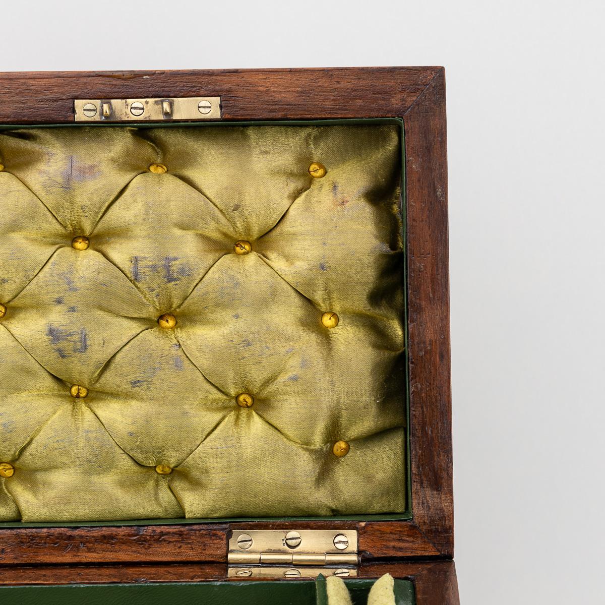 Ancienne boîte à bijoux victorienne en noyer et verre du 19e siècle, c.1890 en vente 2