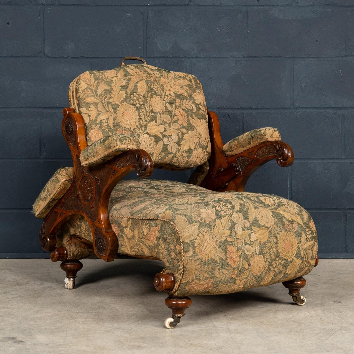 Cet exquis fauteuil réversible Pullman en noyer de l'époque victorienne, fabriqué en Angleterre vers 1860, illustre l'ingéniosité et l'élégance du design du XIXe siècle. Dotée de sa tapisserie d'origine, cette chaise conserve un charme authentique