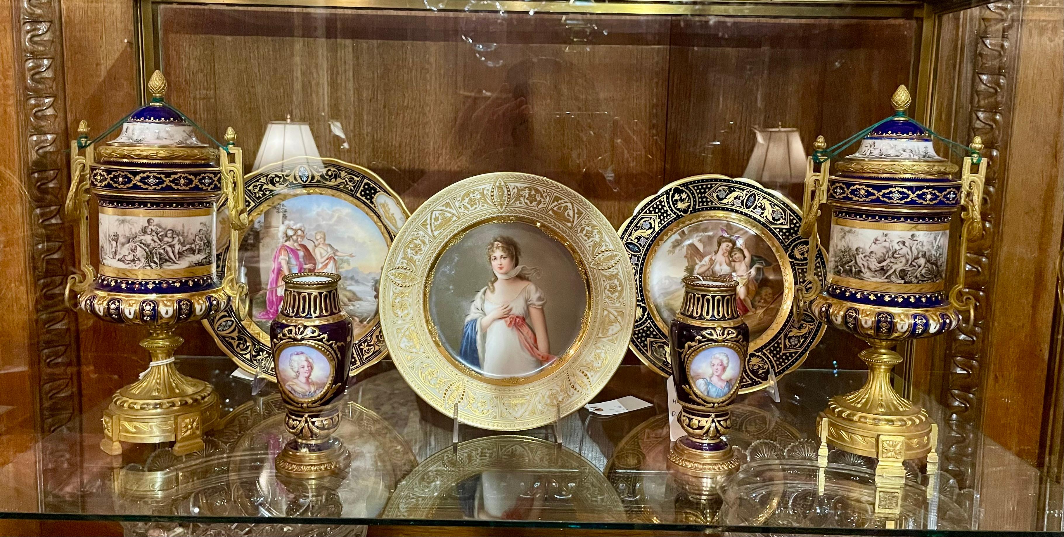 Antico piatto da credenza in porcellana cobalto e oro viennese del XIX secolo raffigurante 