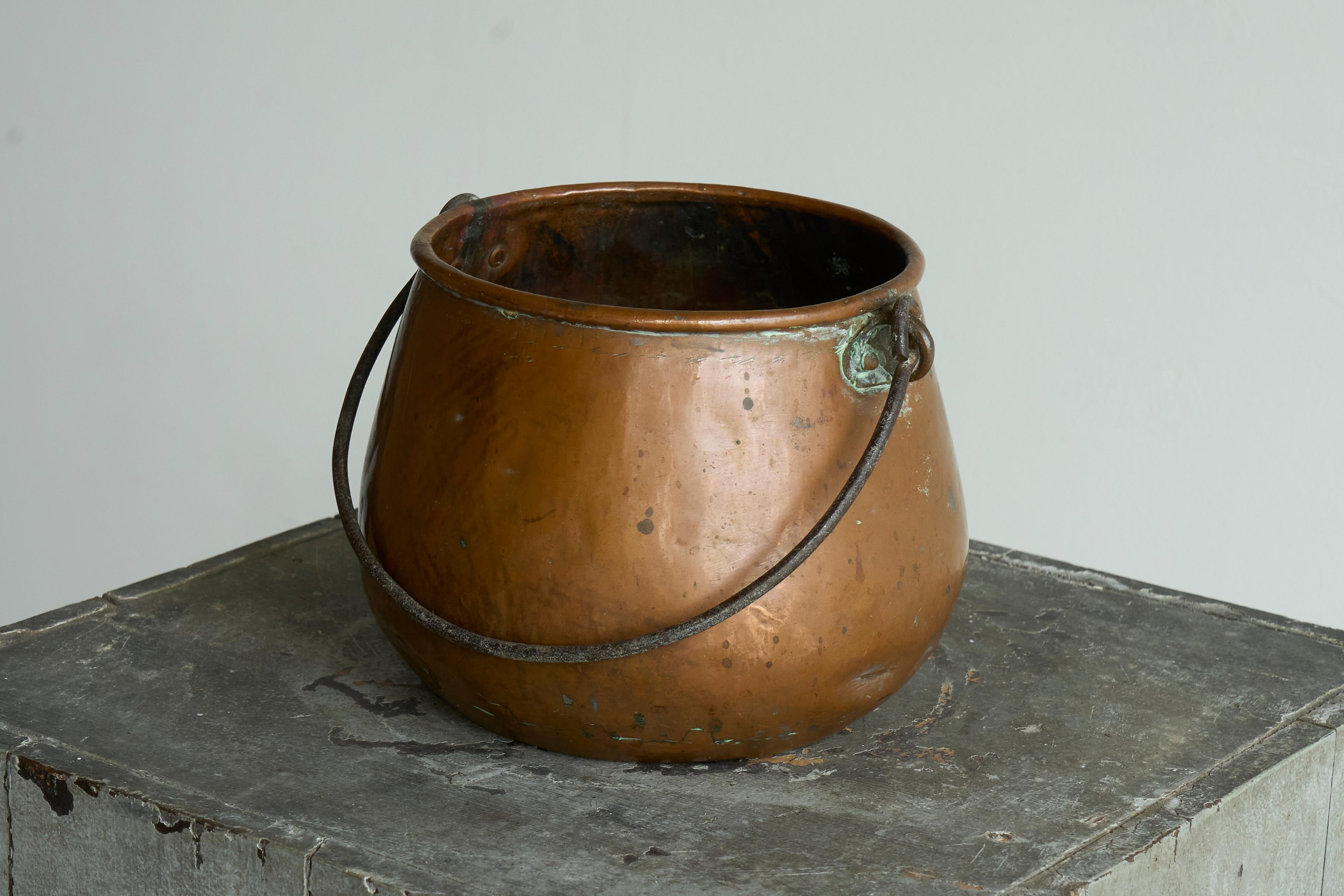 Antique 19th Century Pot with Handle in Richly Patinated Copper.

Wonderful antique copper pot with handle. Beautiful patina and color - and just look at the magnificent way this pot was made with a kind of dovetail like construction, which can be