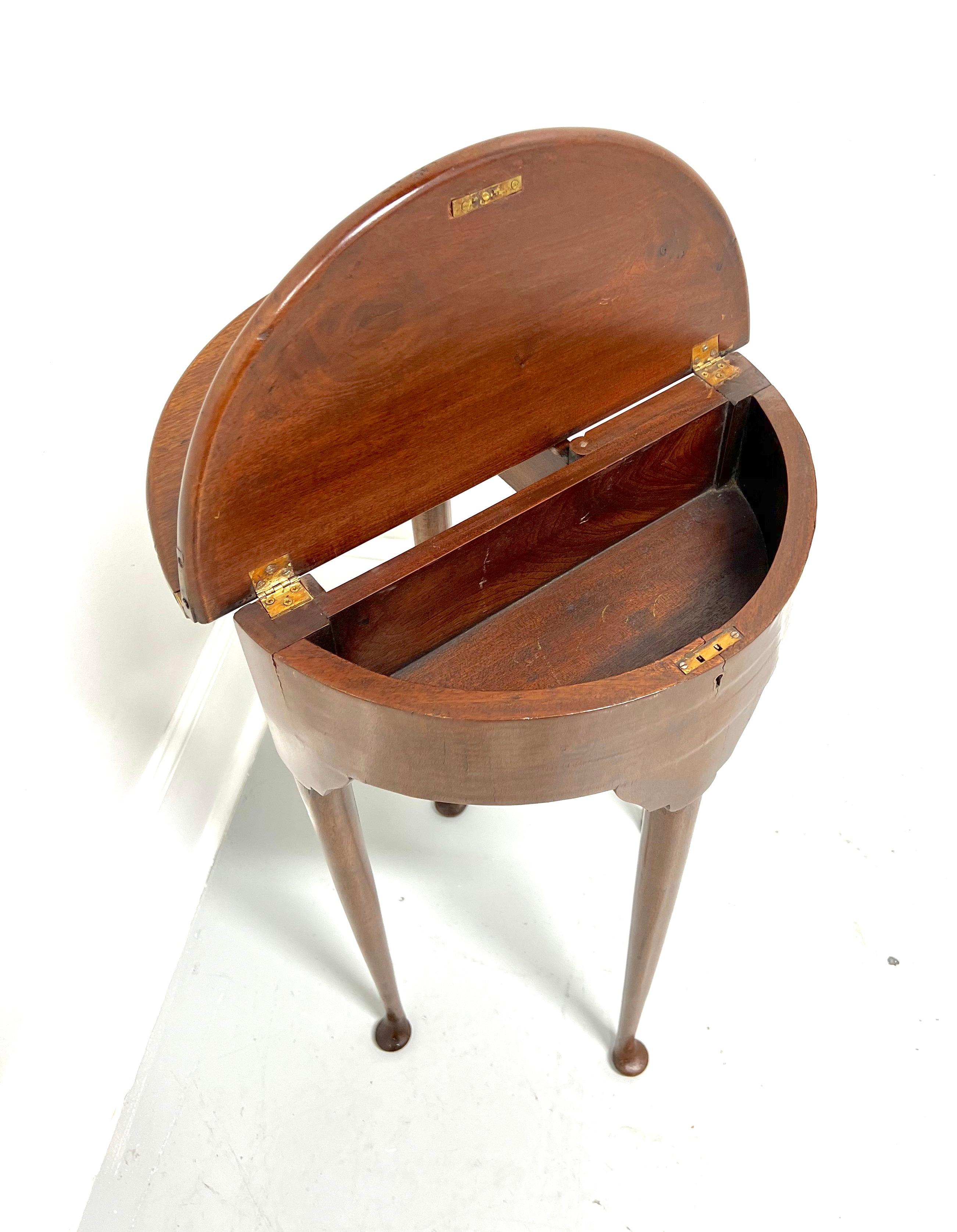 Antique 19th Century Walnut Georgian Petite Demilune to Round Flip Top Table In Good Condition In Charlotte, NC